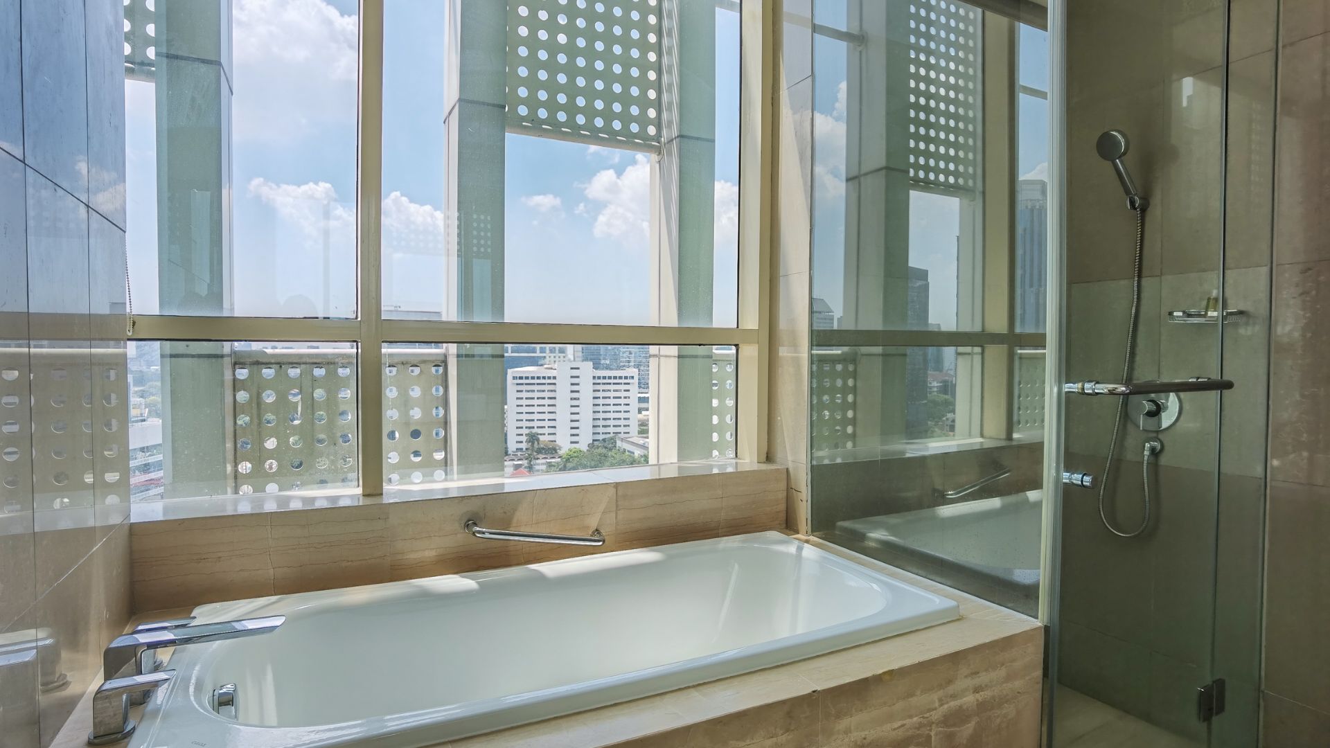 FRASER MENTENG-3BR-BATHUP AT BATHROOM Elegant 3BR at Fraser Residence
