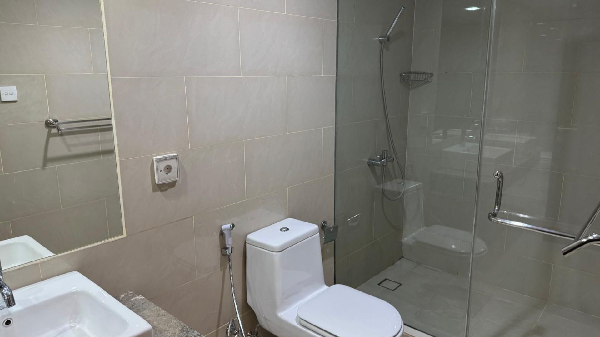 GANDARIA HEIGHTS-3+1BR-BATHROOM 1 Spacious 3+1BR Living at Gandaria Heights