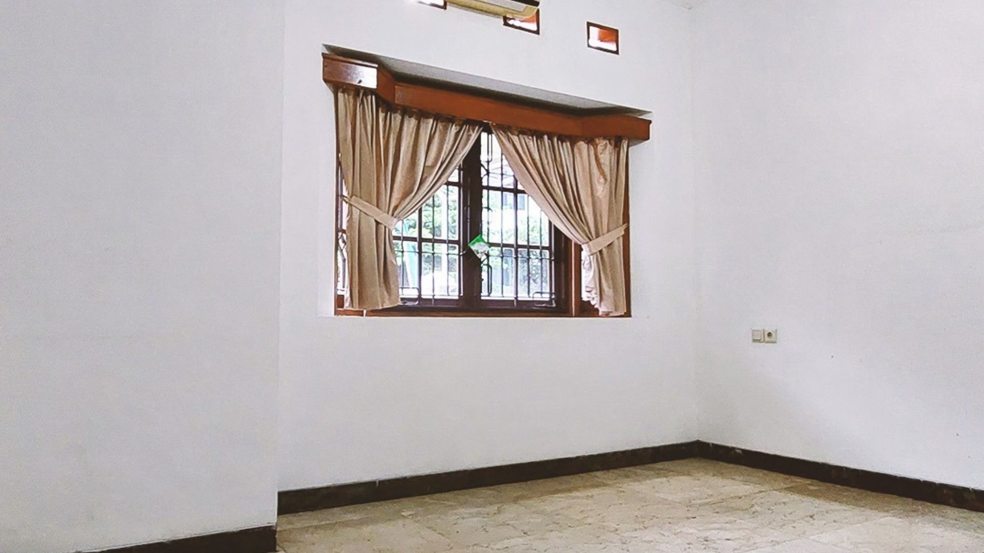 Prestigious 5BR Family Home – Kebayoran Baru