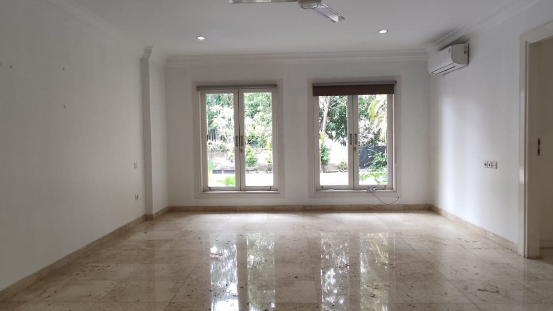 Prestigious 5BR Family Haven – Pondok Indah