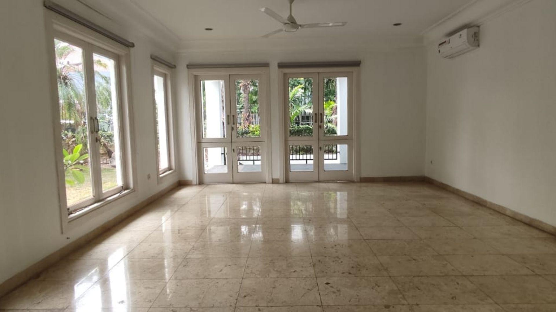 Prestigious 5BR Family Haven – Pondok Indah