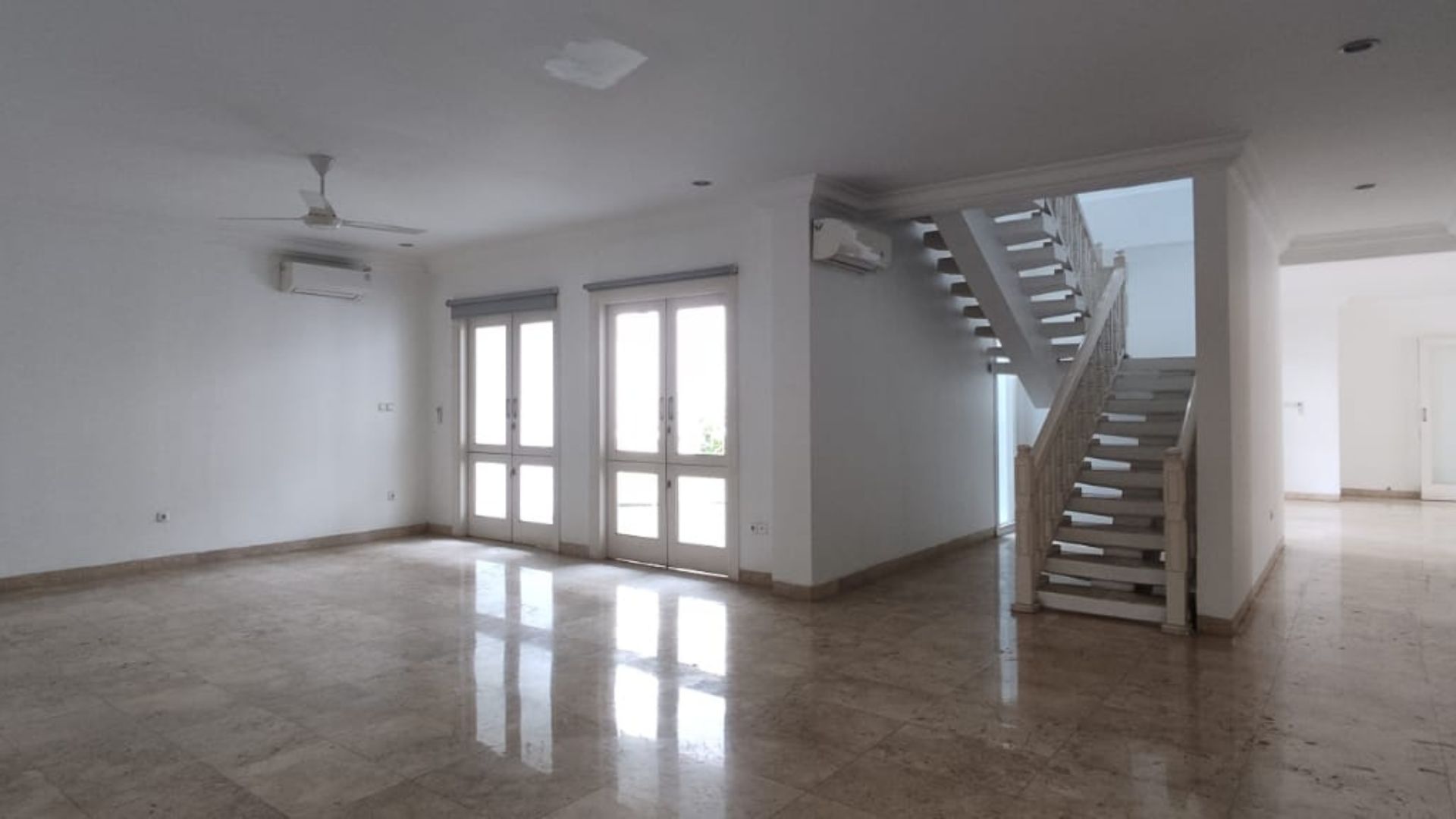 Prestigious 5BR Family Haven – Pondok Indah