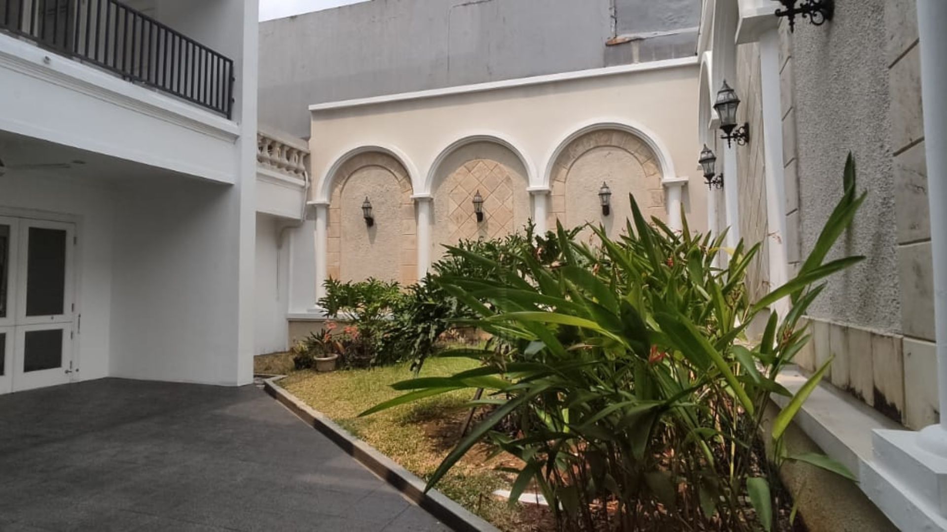Prestigious 5BR Family Haven – Pondok Indah
