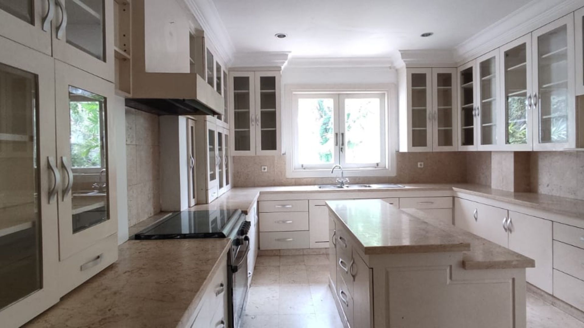 Prestigious 5BR Family Haven – Pondok Indah