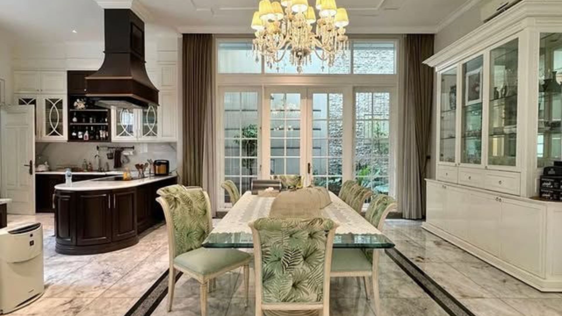 Grand 5BR Residence for Central Stay – Menteng