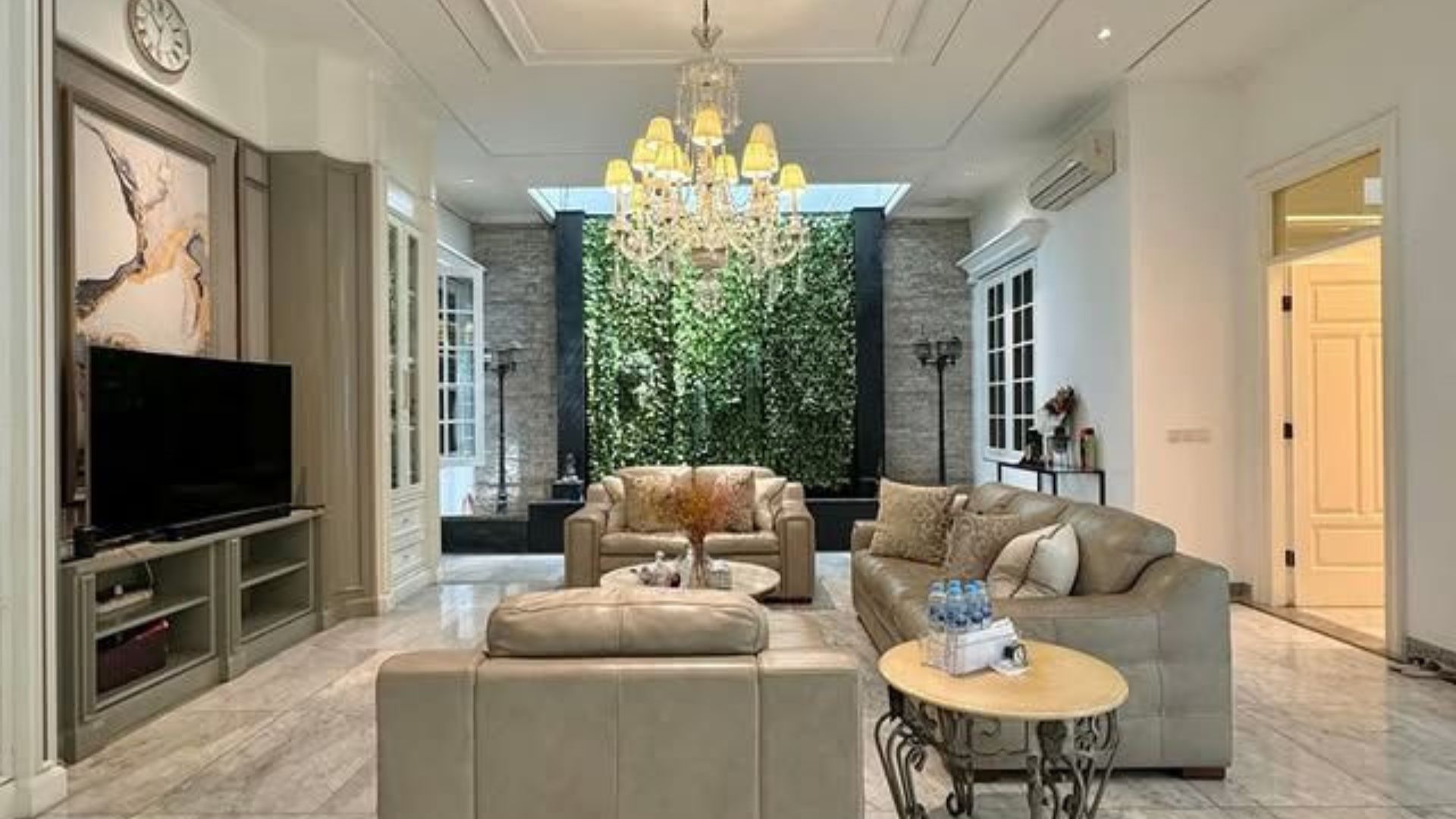 Grand 5BR Residence for Central Stay – Menteng