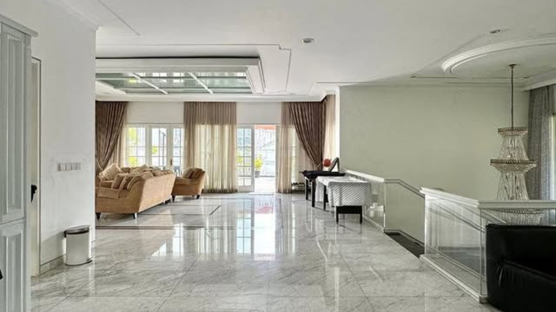 Grand 5BR Residence for Central Stay – Menteng