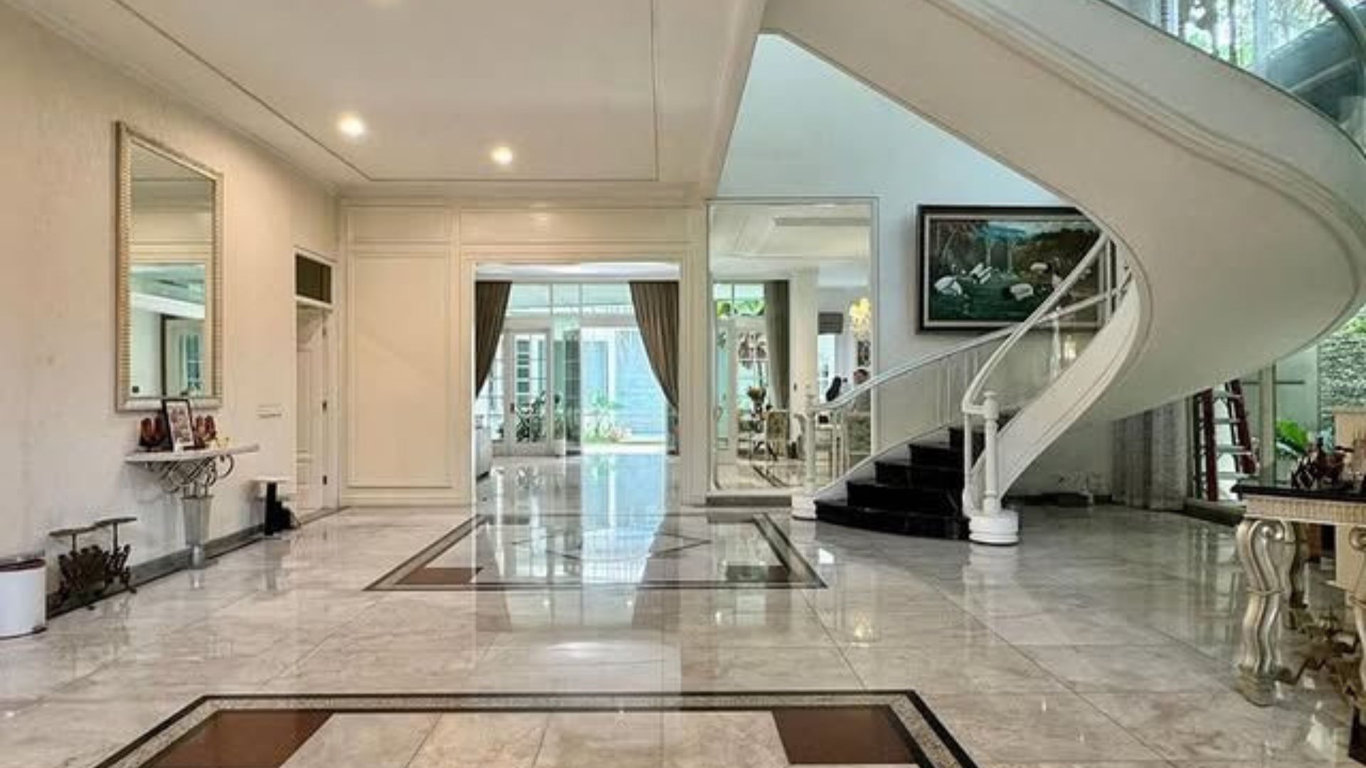 Grand 5BR Residence for Central Stay – Menteng