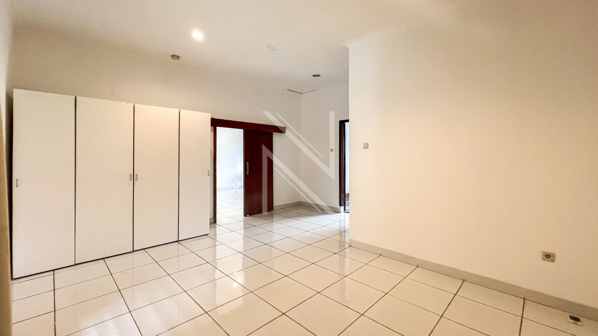MENTENG – NO MTG036 – CLOSET-AREA (2) Timeless 3BR Family Home in Prime Menteng