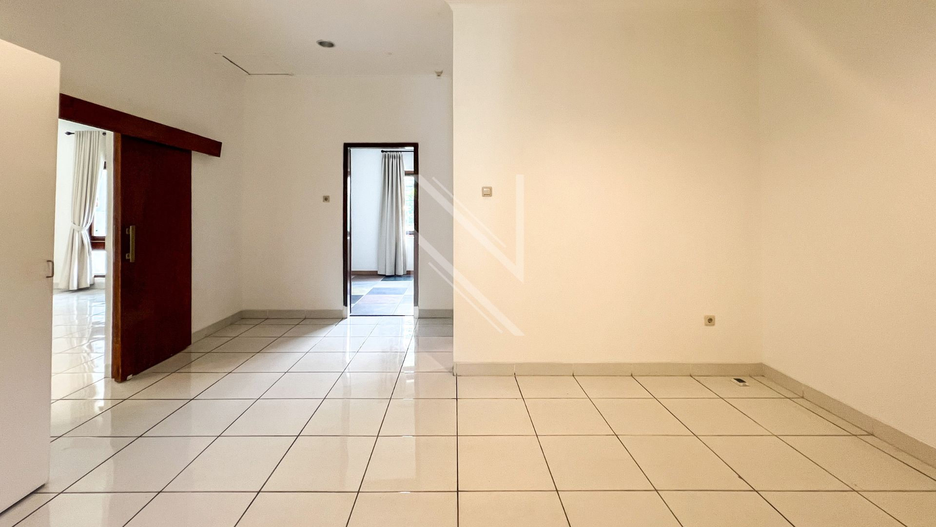 MENTENG – NO MTG036 – CLOSET-AREA Timeless 3BR Family Home in Prime Menteng