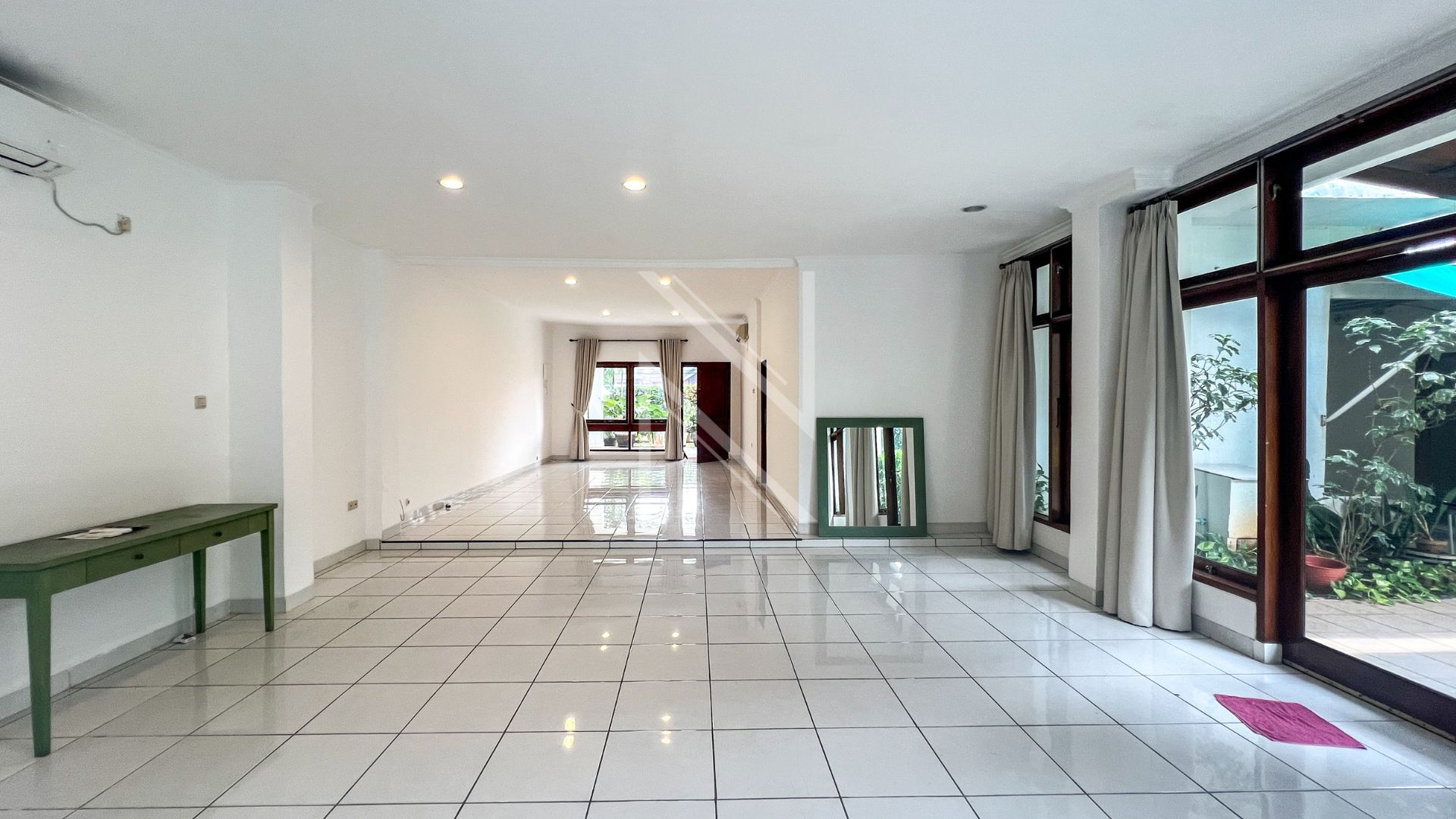 MENTENG – NO MTG036 – HALLWAY Timeless 3BR Family Home in Prime Menteng