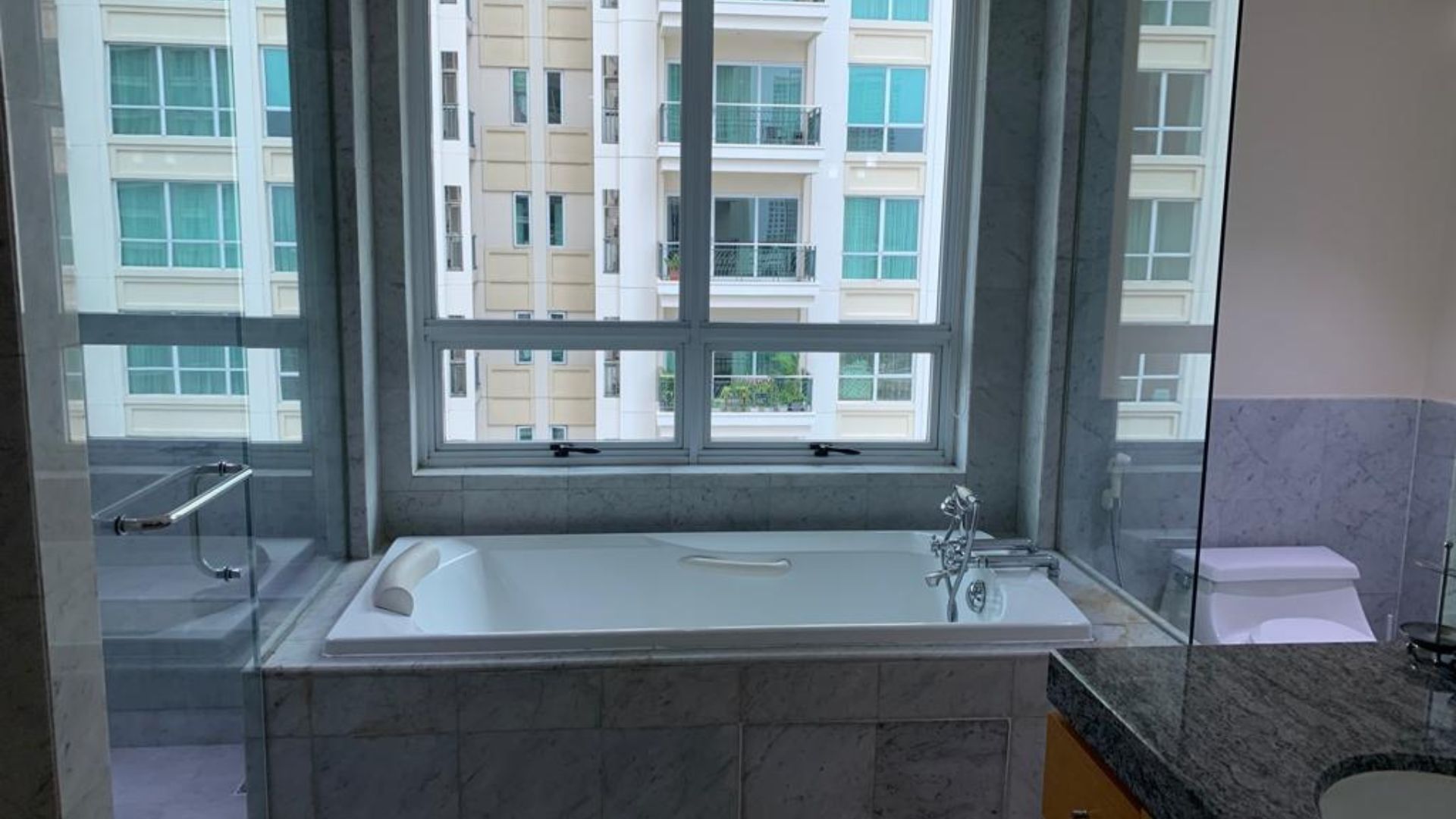 PAKUBUWONO RESIDENCE-2BR-BATHROOM Contemporary 2BR Comfort at Pakubuwono Residence