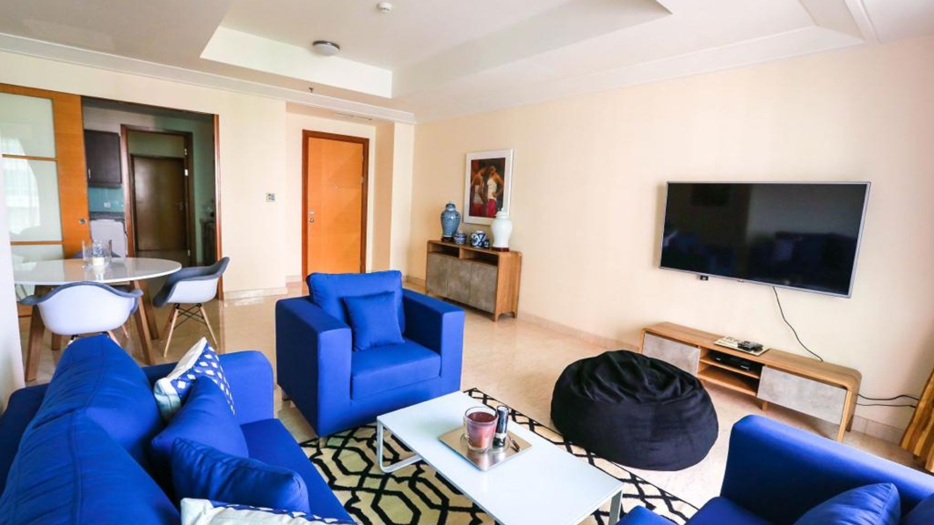 PAKUBUWONO RESIDENCE-2BR-LIVING AREA