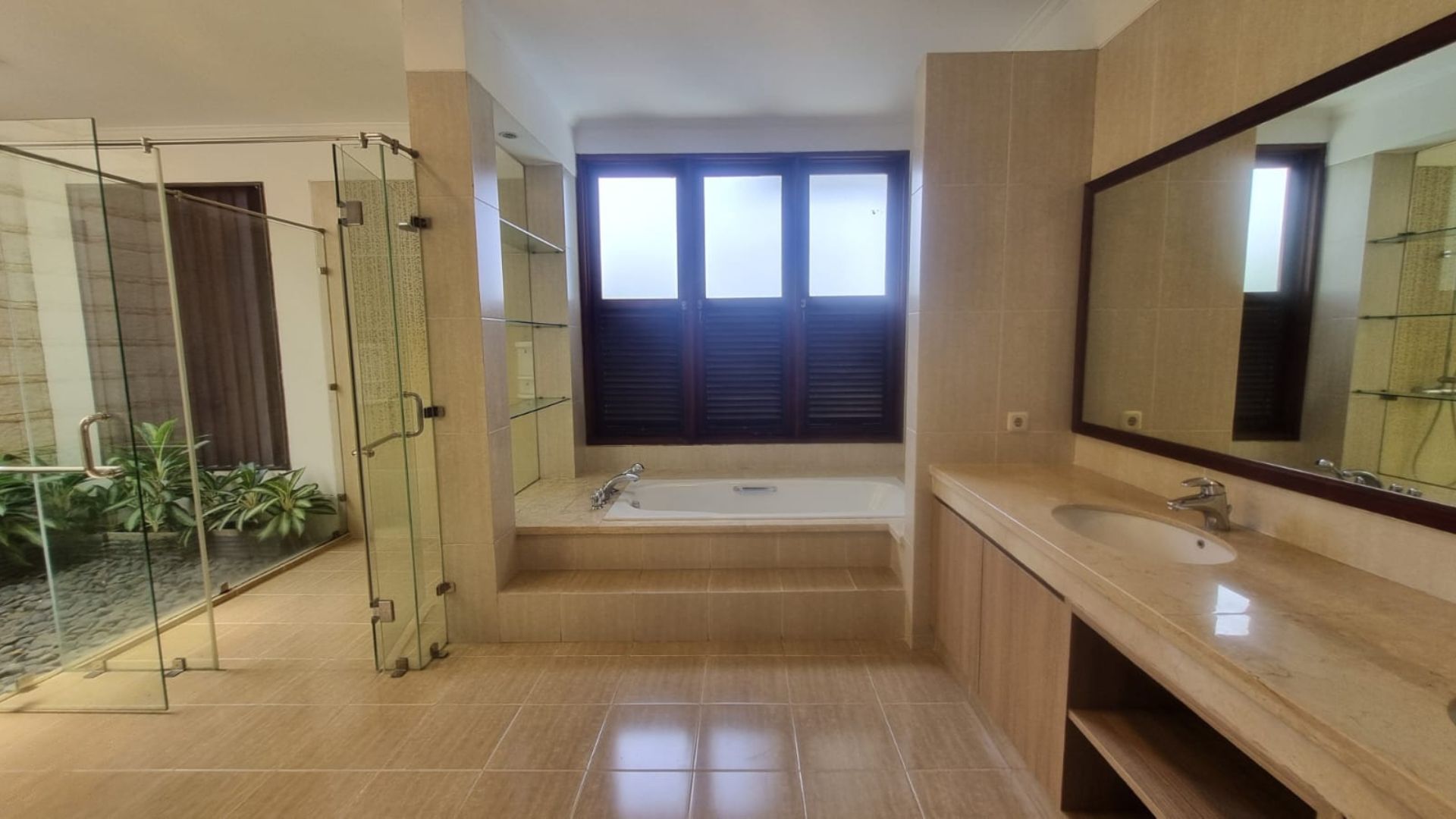 Expansive 5BR Family Home in Pejaten