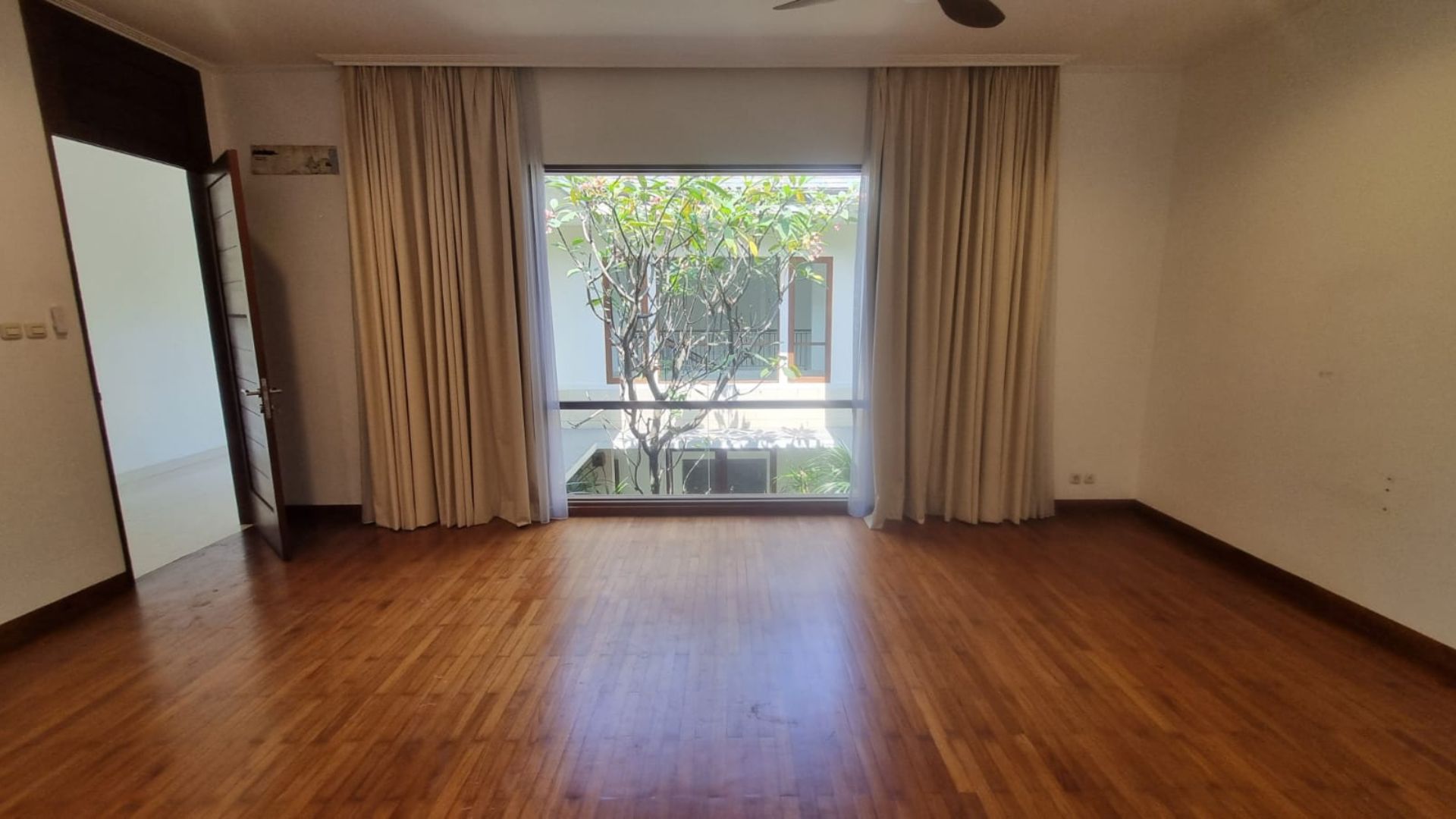 Expansive 5BR Family Home in Pejaten