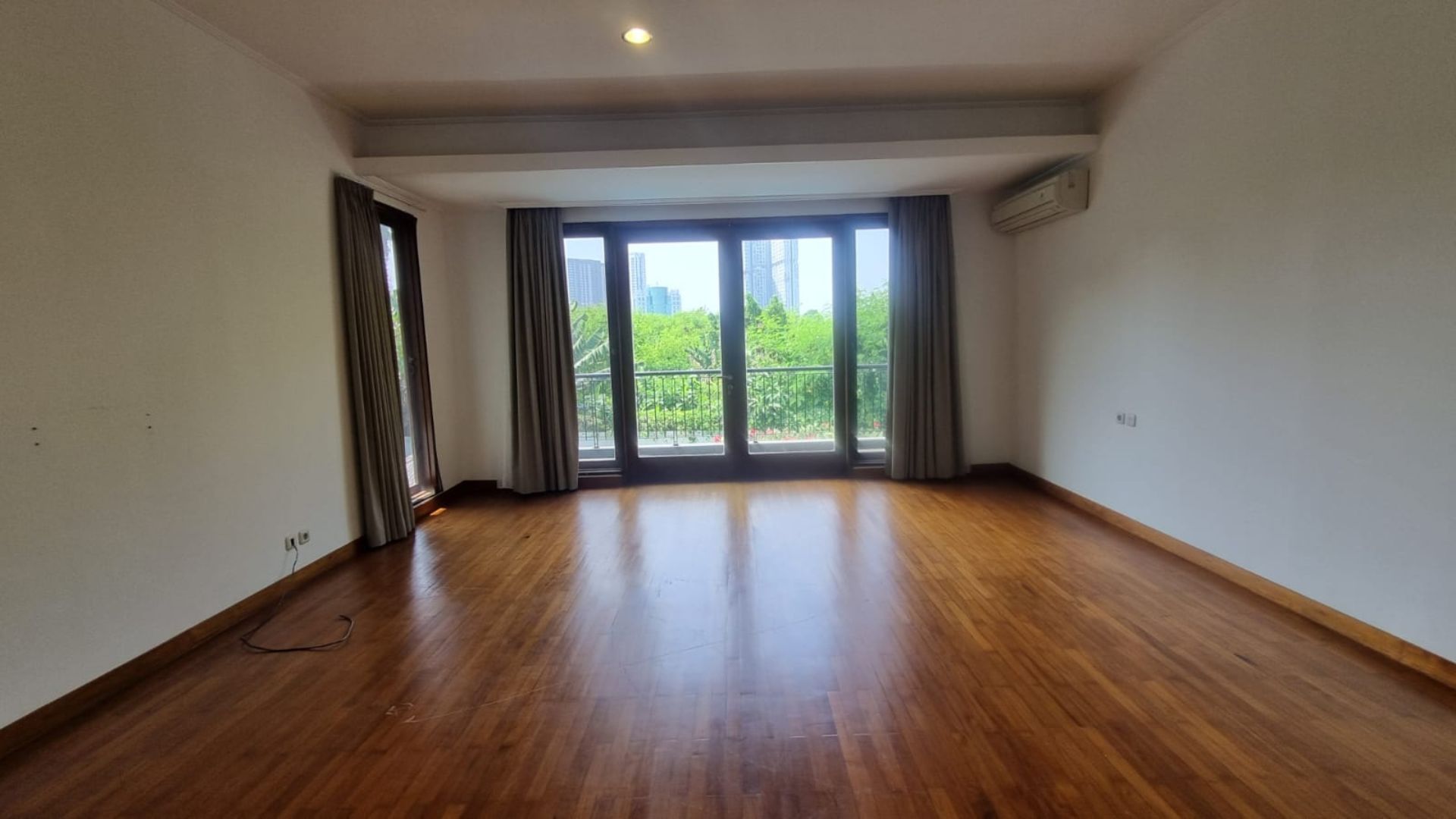 Expansive 5BR Family Home in Pejaten