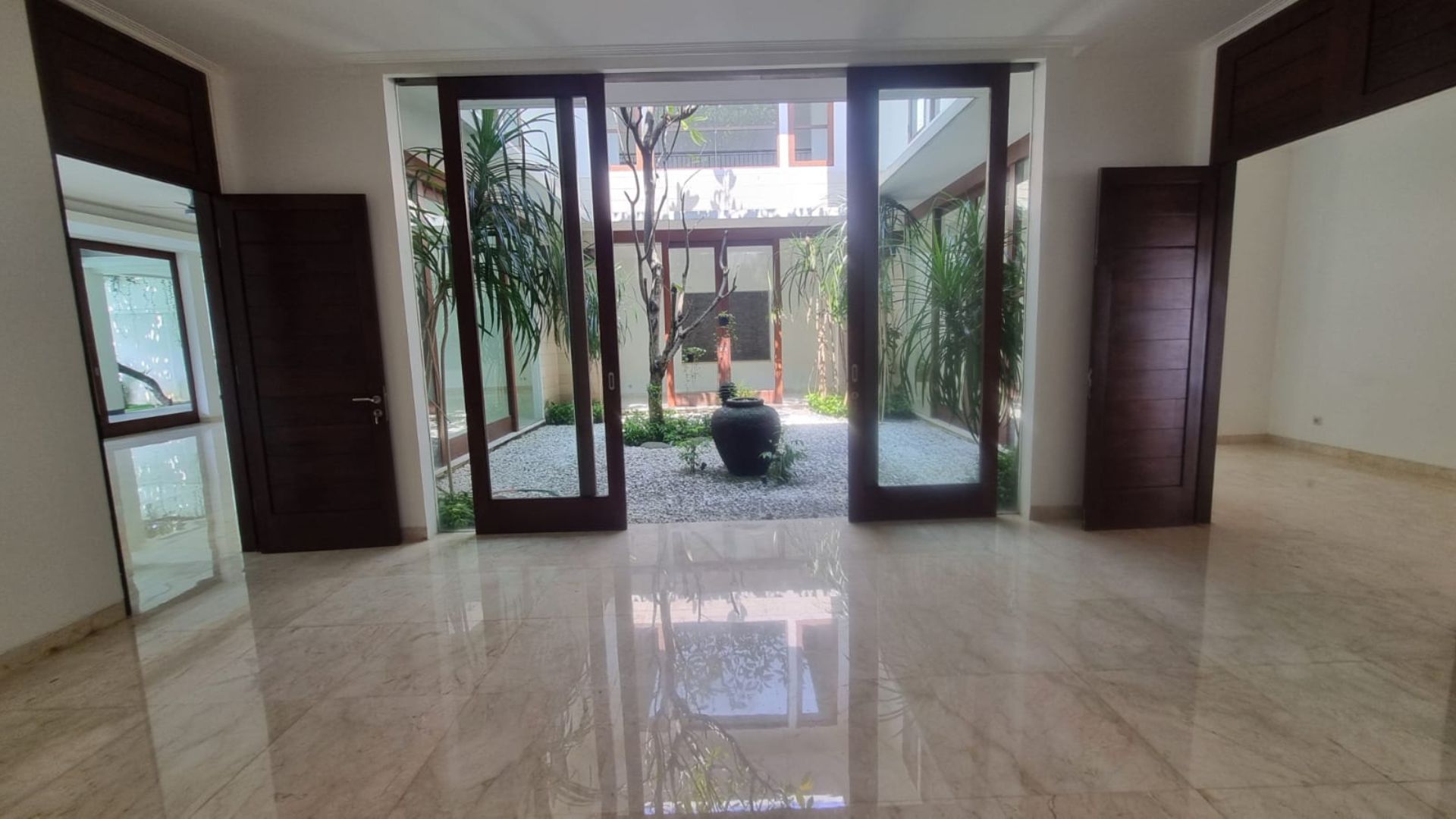 Expansive 5BR Family Home in Pejaten