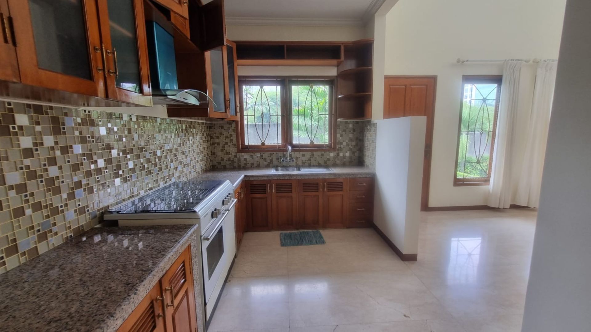 PEJATEN BARAT 4 No.8 KAV.C-4BR-KITCHEN AREA Private 4BR Family Stay in Prime Pejaten