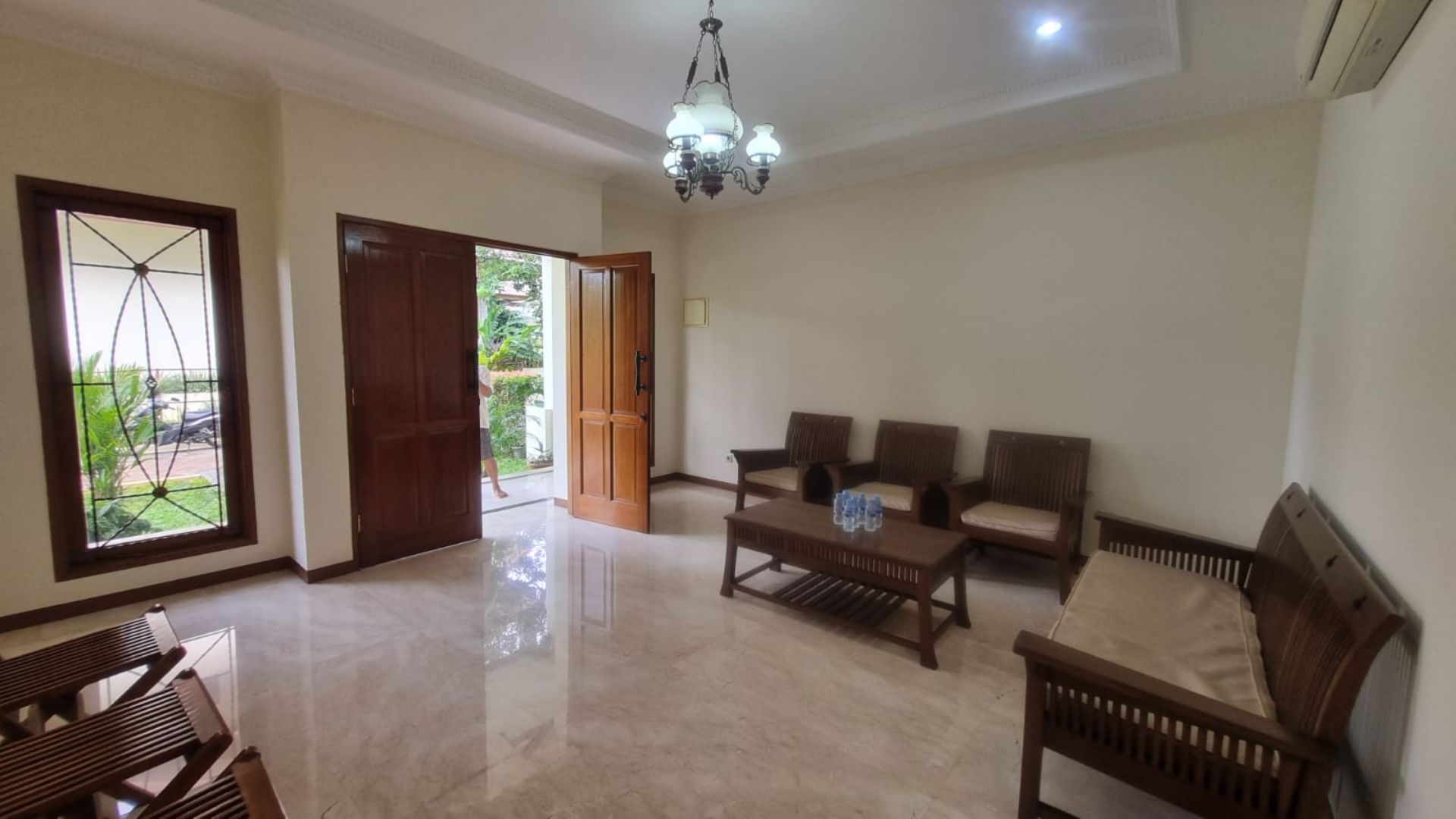 PEJATEN BARAT 4 No.8 KAV.C-4BR-LIVING AREA (2) Private 4BR Family Stay in Prime Pejaten