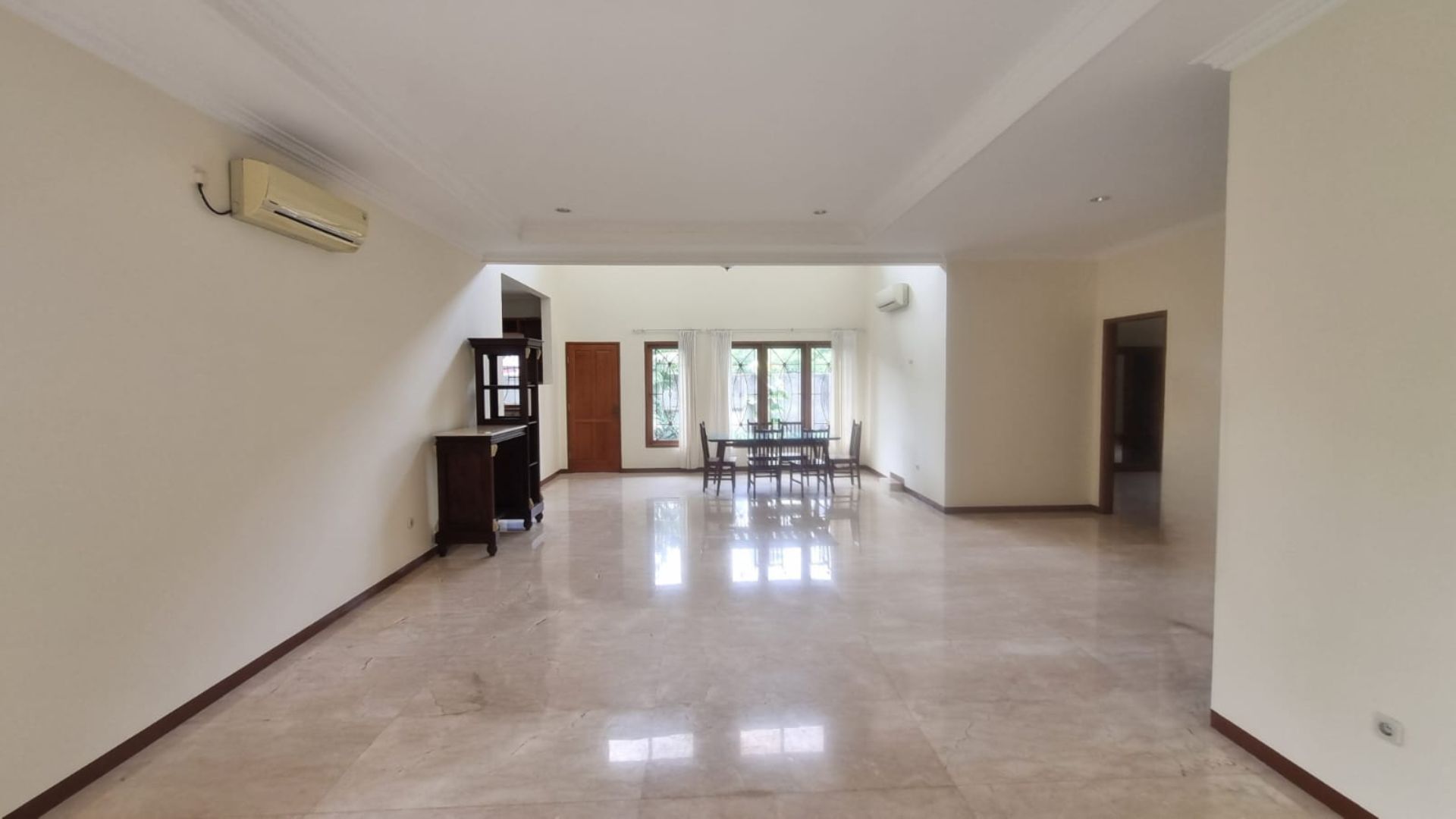 PEJATEN BARAT 4 No.8 KAV.C-4BR-LIVING AREA Private 4BR Family Stay in Prime Pejaten