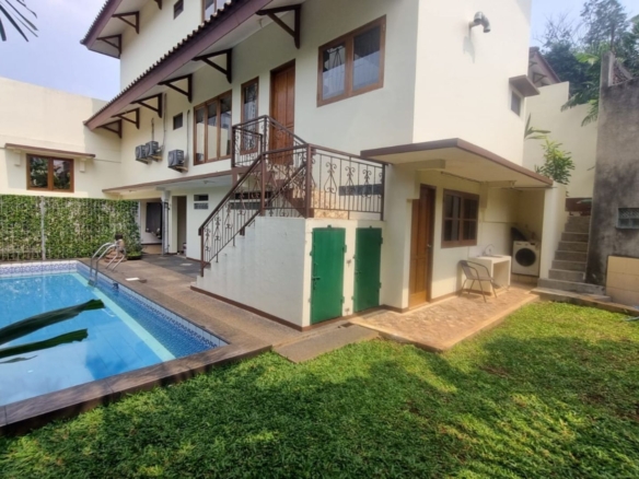 PEJATEN BARAT 4 No.8 KAV.C-4BR-SWIMMING POOL & BACKYARD