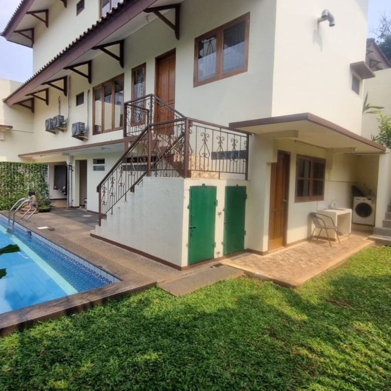 PEJATEN BARAT 4 No.8 KAV.C-4BR-SWIMMING POOL & BACKYARD