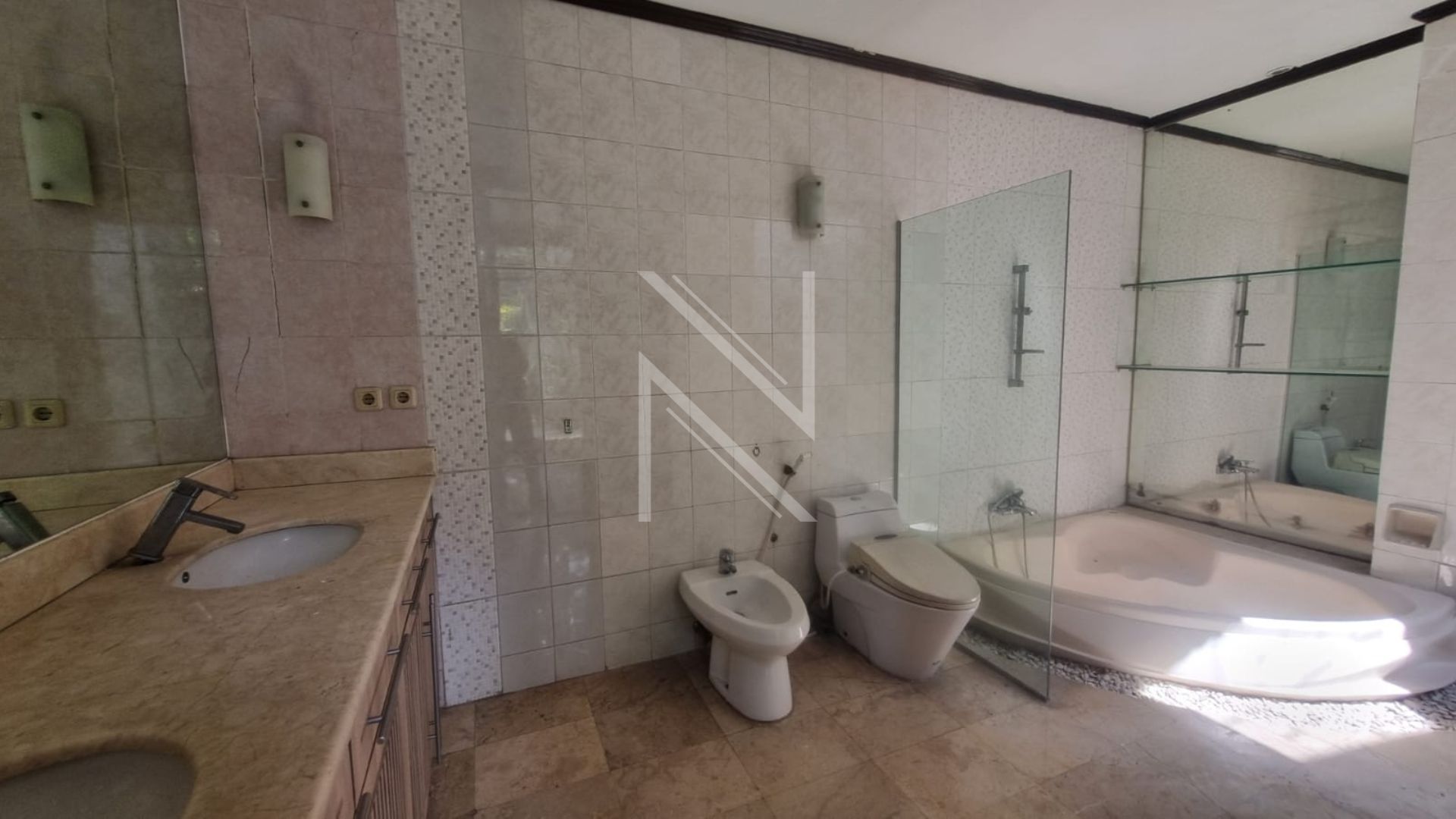 Stylish 4BR for Family Living – Pejaten