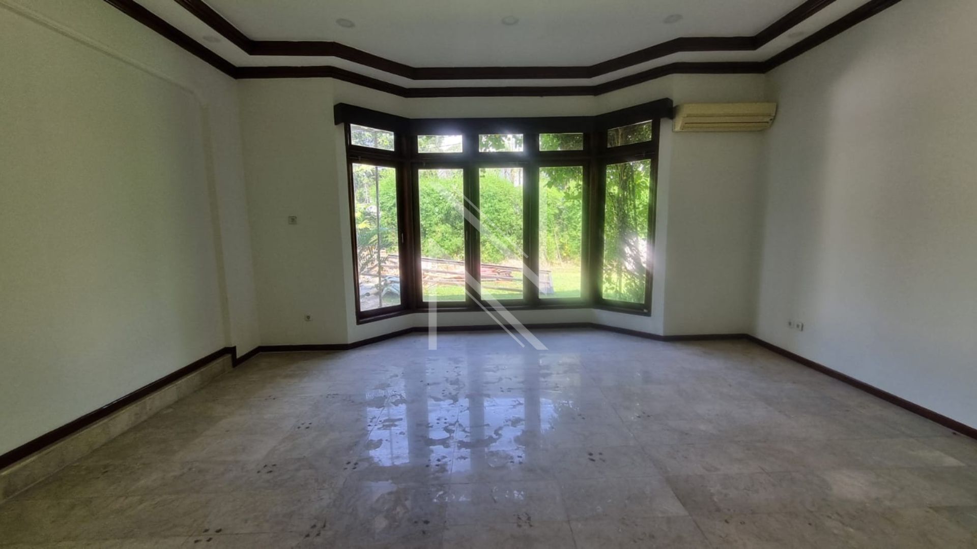 Stylish 4BR for Family Living – Pejaten