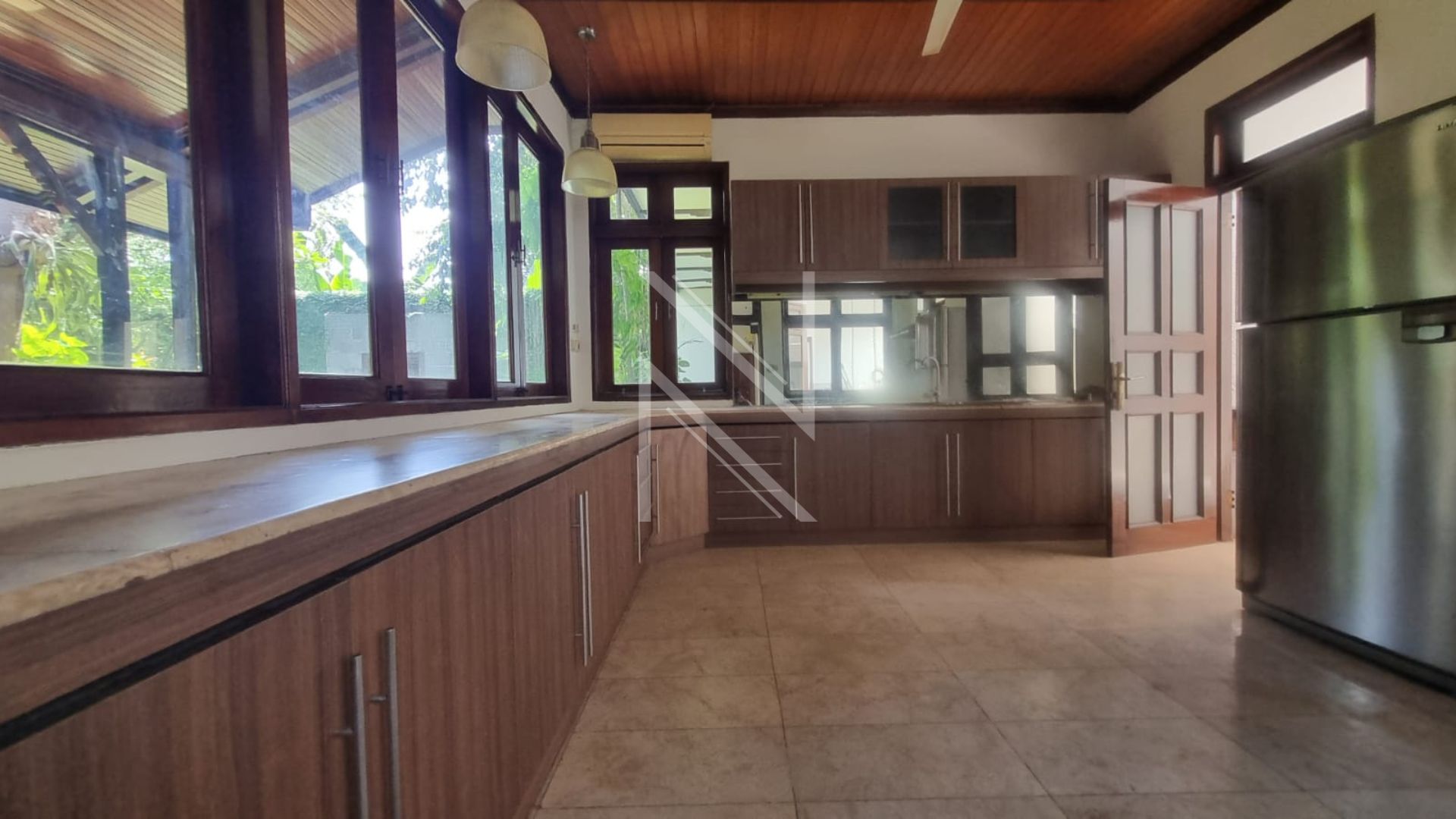 Stylish 4BR for Family Living – Pejaten