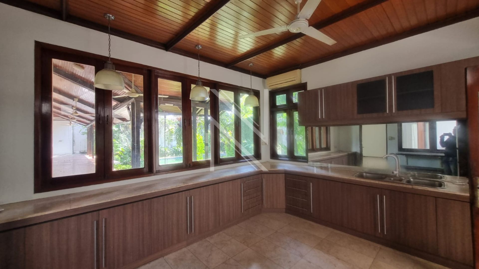 Stylish 4BR for Family Living – Pejaten