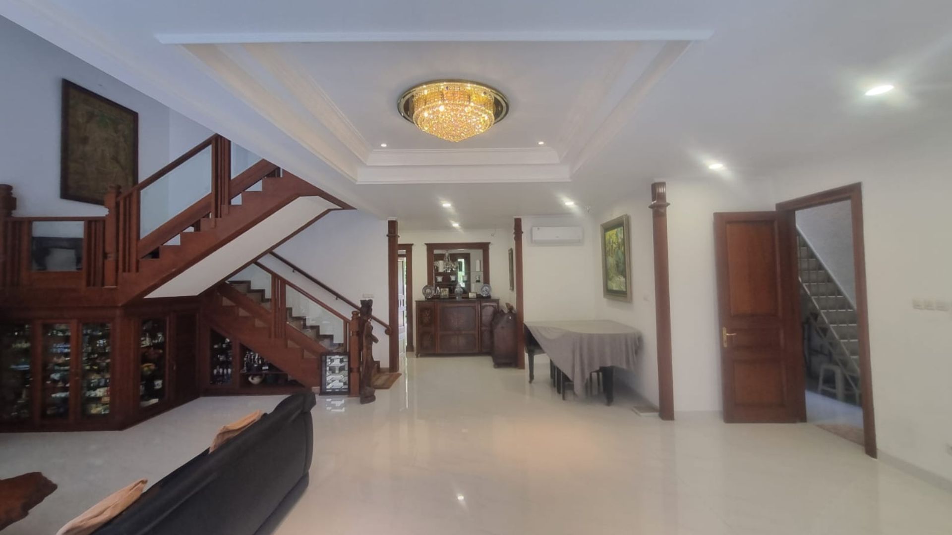 Elegant 4BR Home with Green Enviroment – Pondok Indah