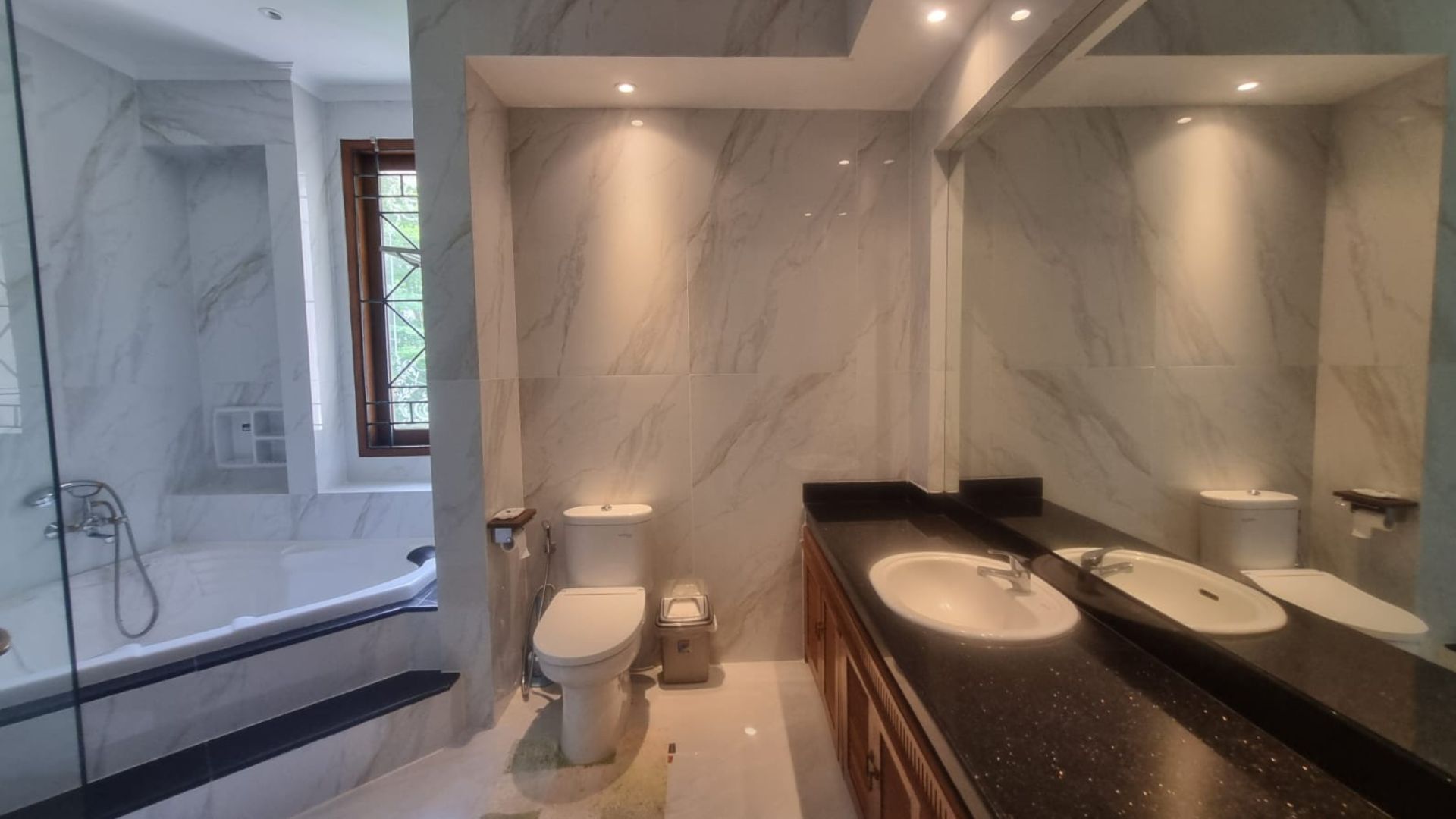 Elegant 4BR Home with Green Enviroment – Pondok Indah