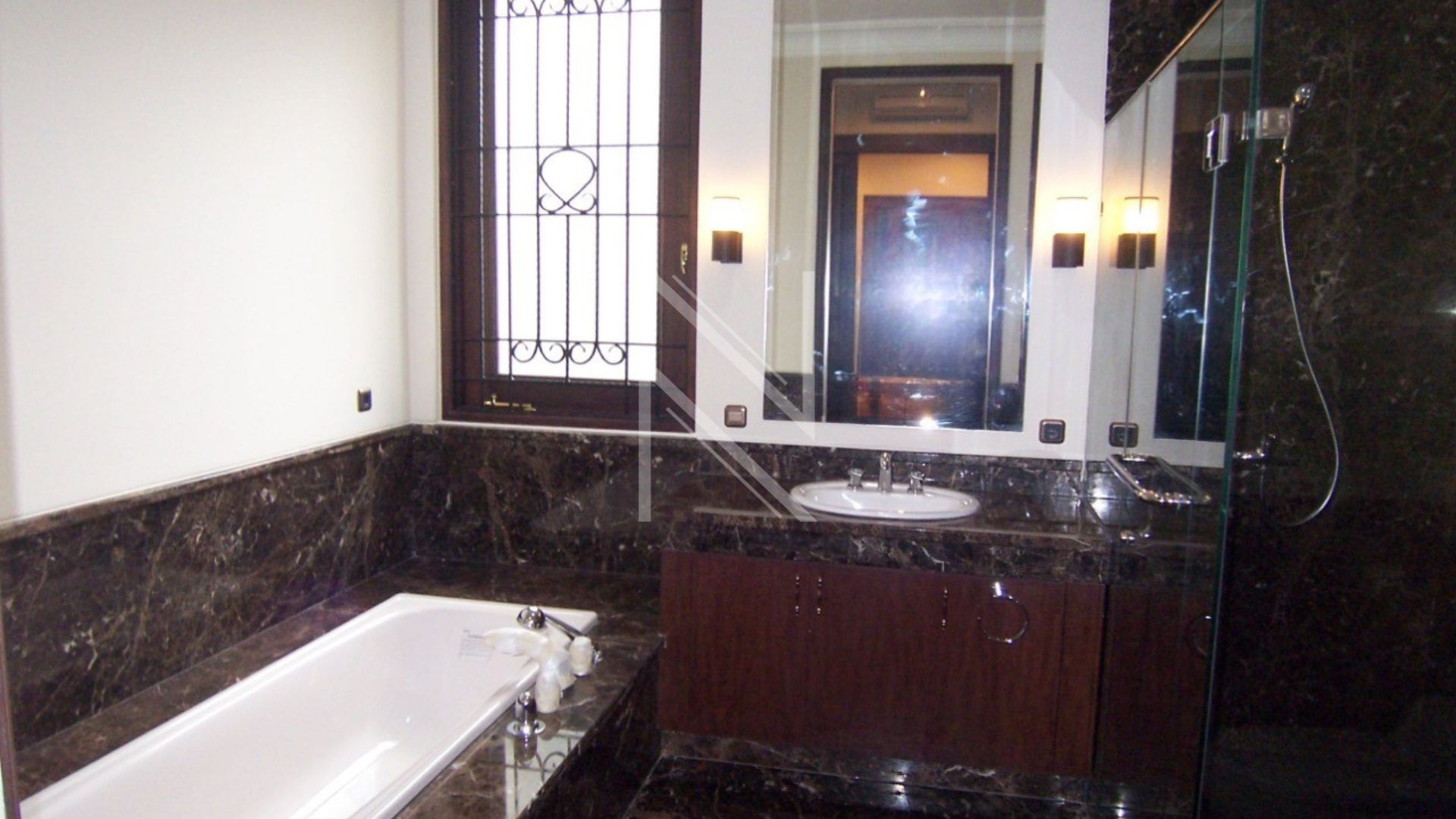 PONDOK INDAH – NO PNDIND237 – BATHROOM2 Premium 4BR Home for Family Comfort