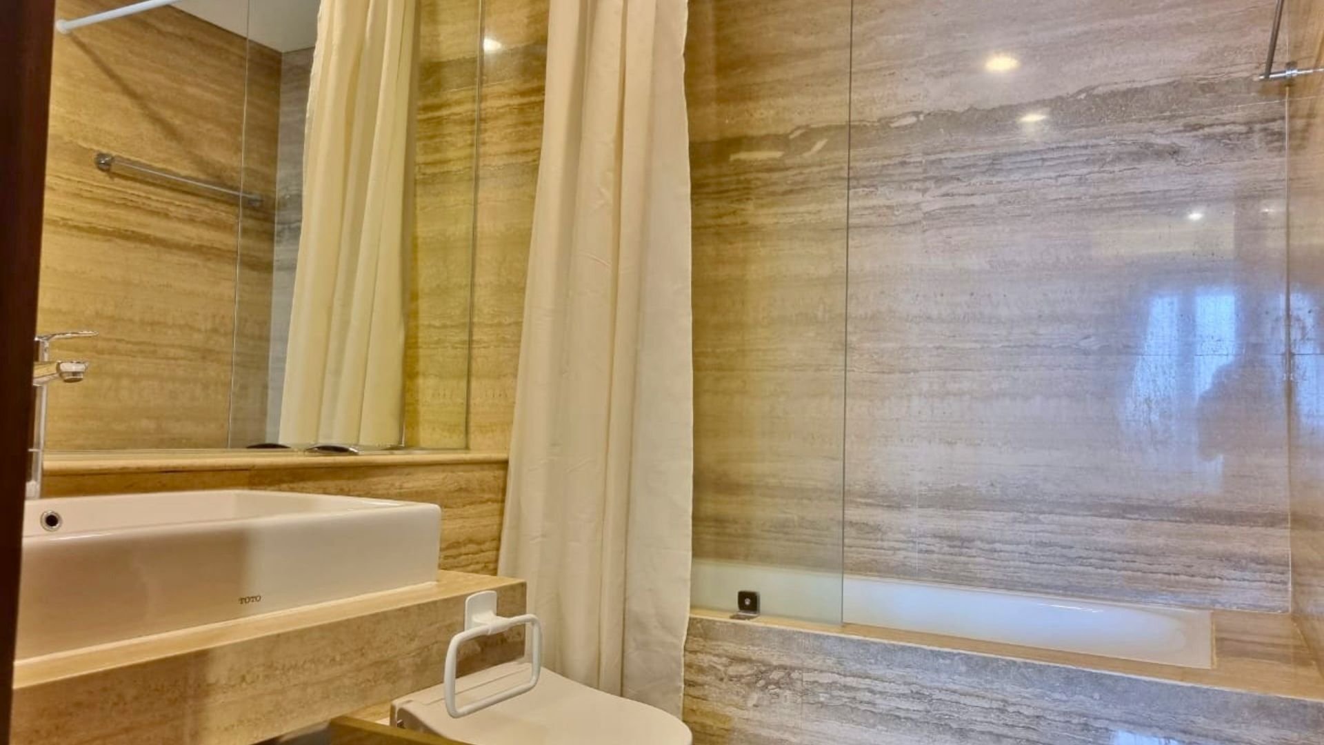 PONDOK INDAH RES – Bathroom Rented Apartment South Jakarta Pondok Indah – Efficient 1BR Living Stay in Pondok Indah Residence