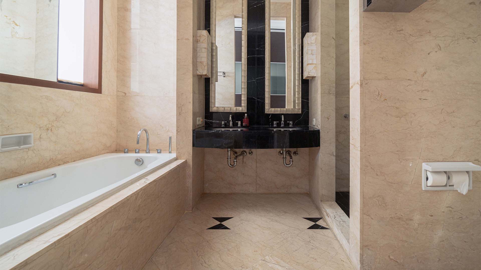 PURI MUTIARA 6-5BR-BATHROOM Generous 5BR Residence for Family Comfort