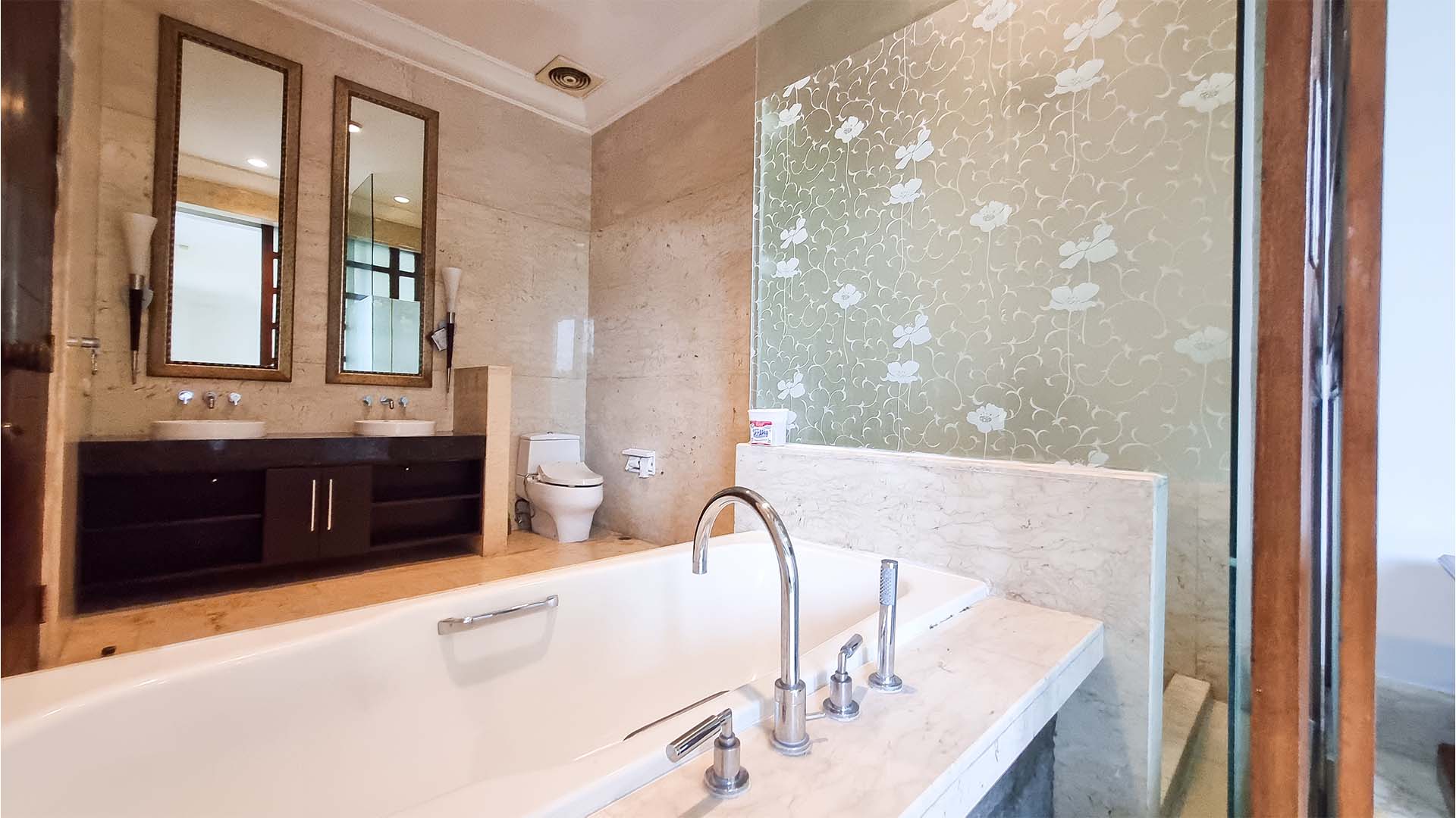 PURI MUTIARA 6-5BR-BATHROOM Refined 5BR for Spacious Living at Cilandak
