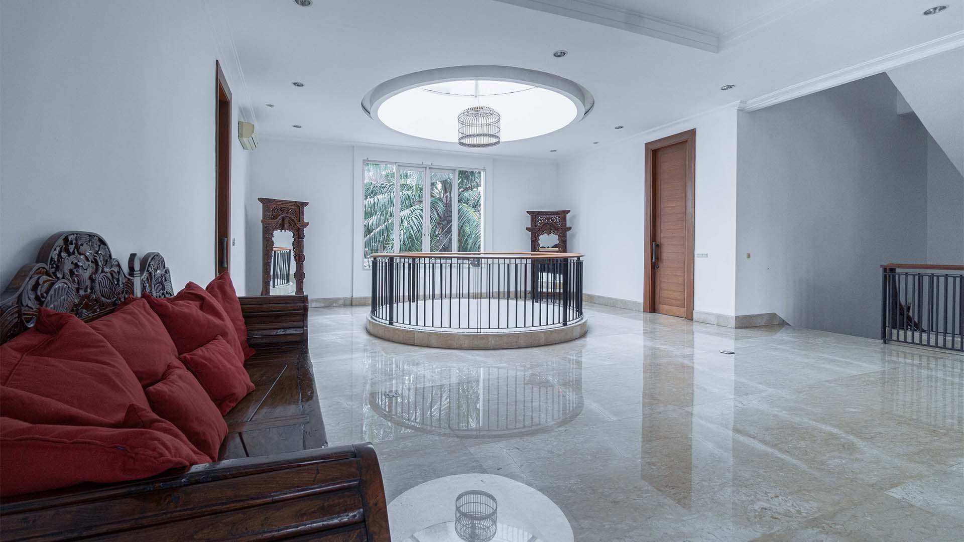 PURI MUTIARA 6-5BR-FAMILY AREA AT SECOND FLOOR Generous 5BR Residence for Family Comfort