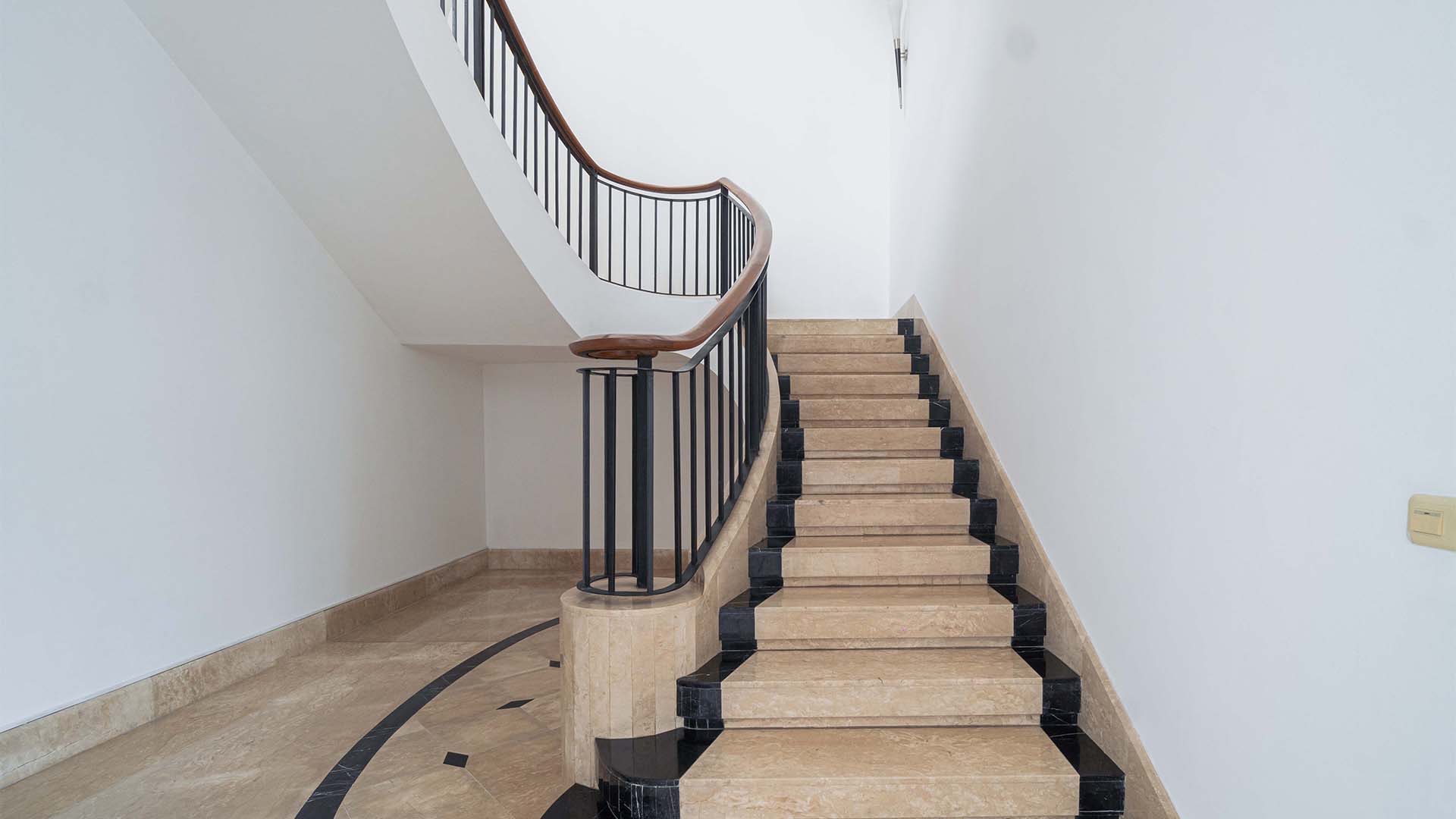 PURI MUTIARA 6-5BR-STAIRS Generous 5BR Residence for Family Comfort