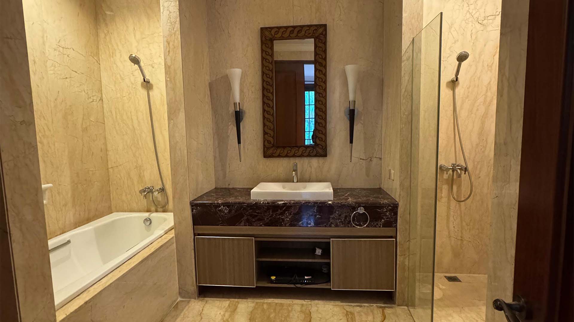 PURI MUTIARA 6-6BR-BATHROOM 2 Expansive 6BR for Large Families at Cilandak