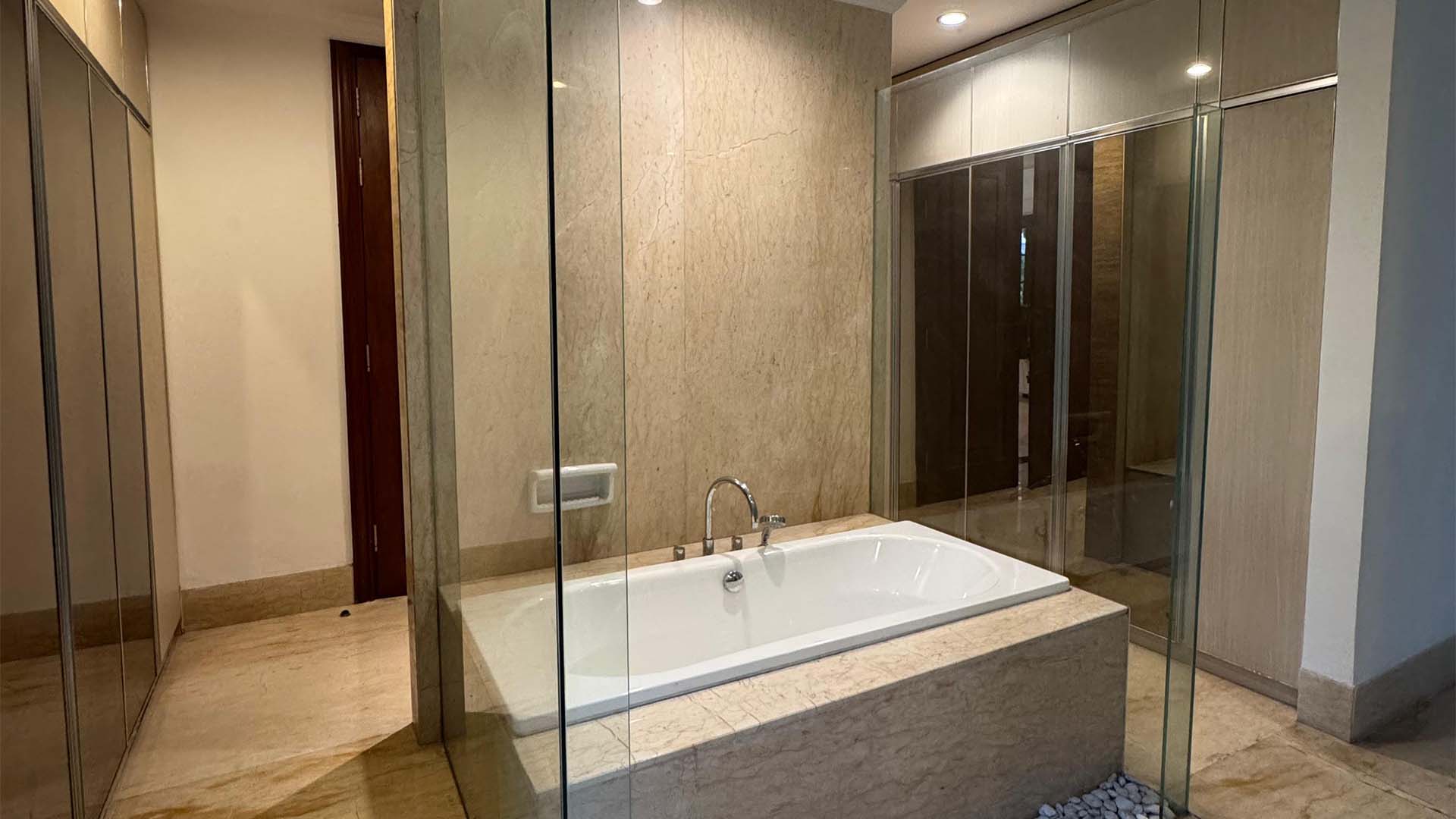 PURI MUTIARA 6-6BR-BATHROOM Expansive 6BR for Large Families at Cilandak