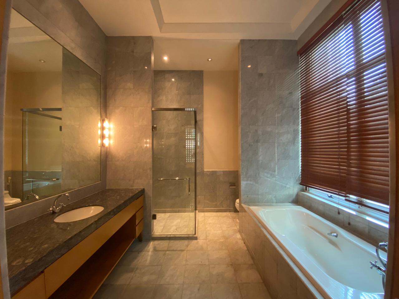 Pakubuwono Residence-3BR-Master Bathroom For Rent Apartment South Jakarta Kebayoran Baru – Grand 4BR Family Living at Pakubuwono Residence