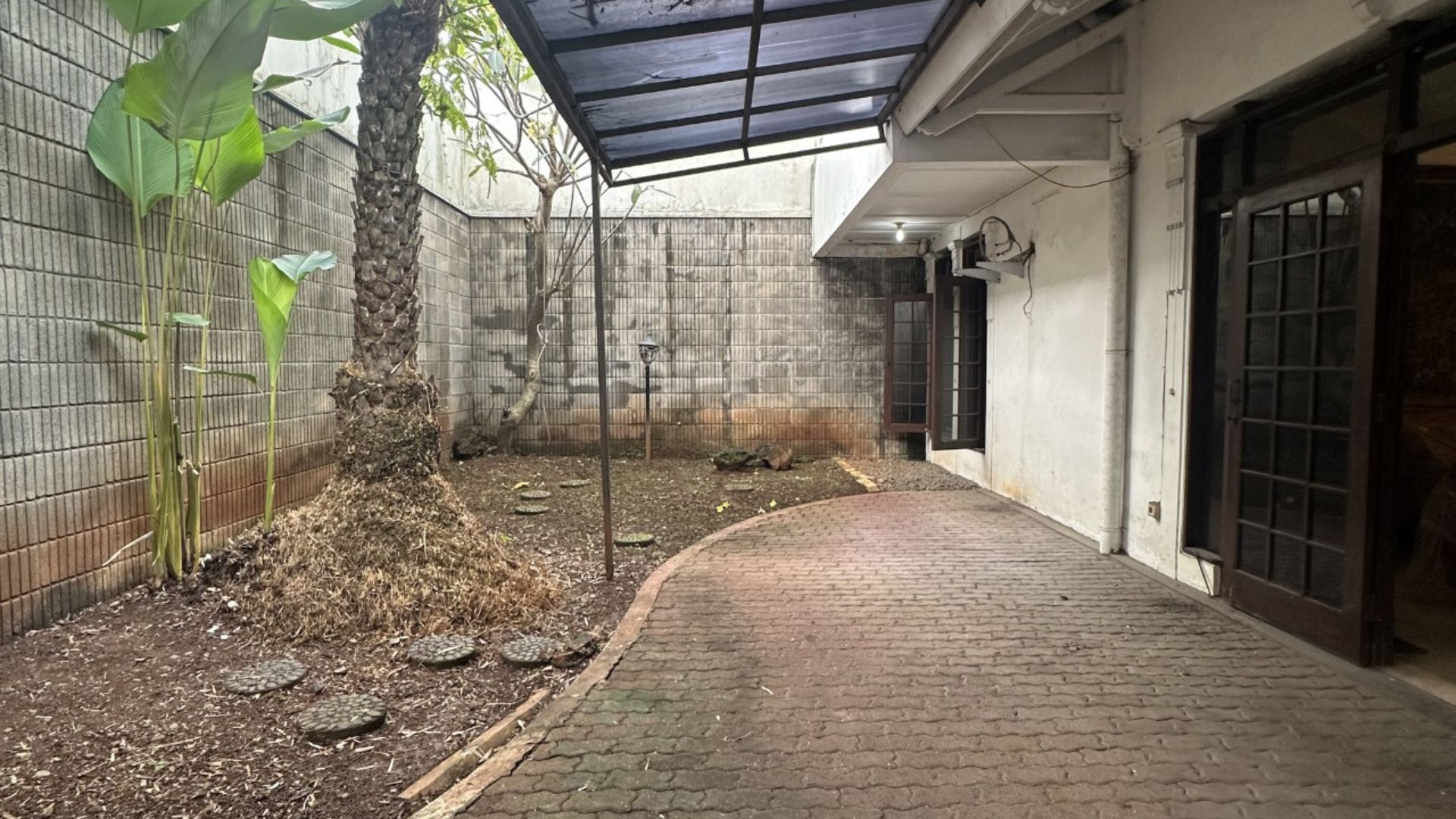 TEGAL NO.6-4BR-BACKYARD Elegant 4BR Home for Central City Living
