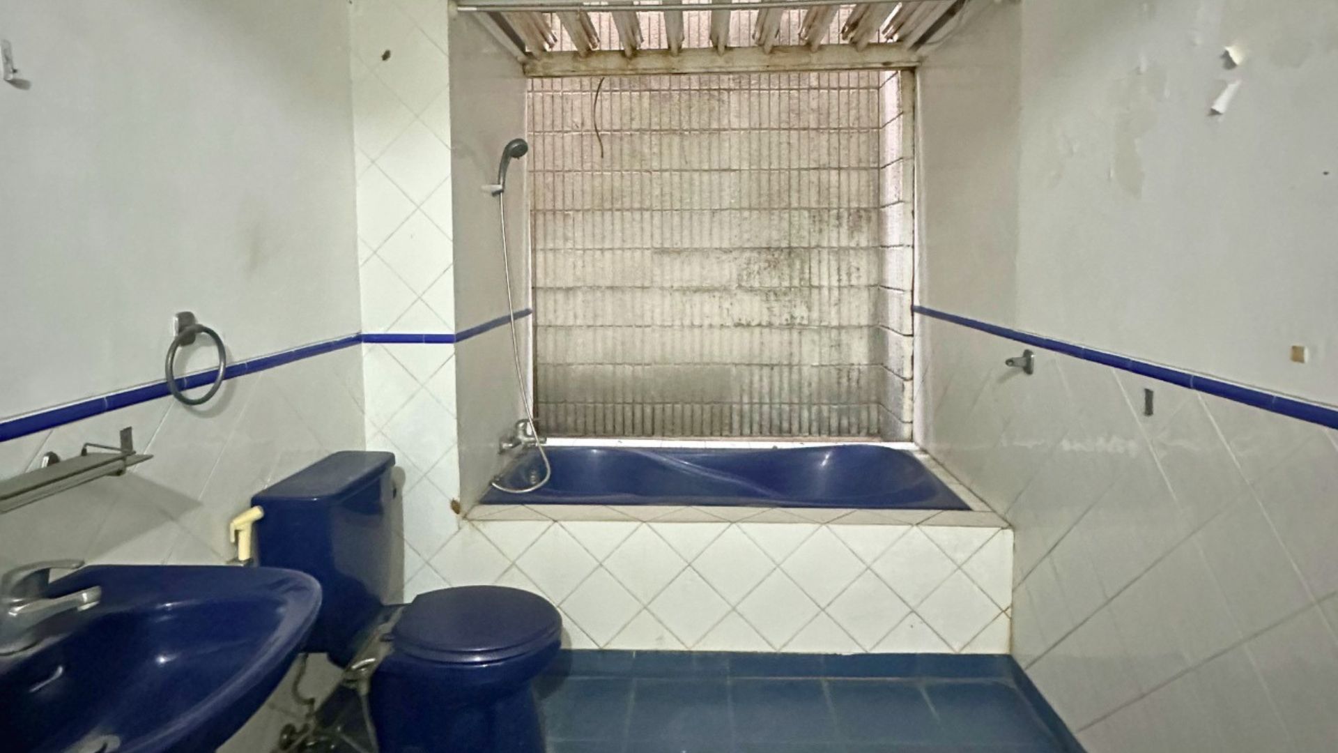 TEGAL NO.6-4BR-BATHROOM 2 Elegant 4BR Home for Central City Living