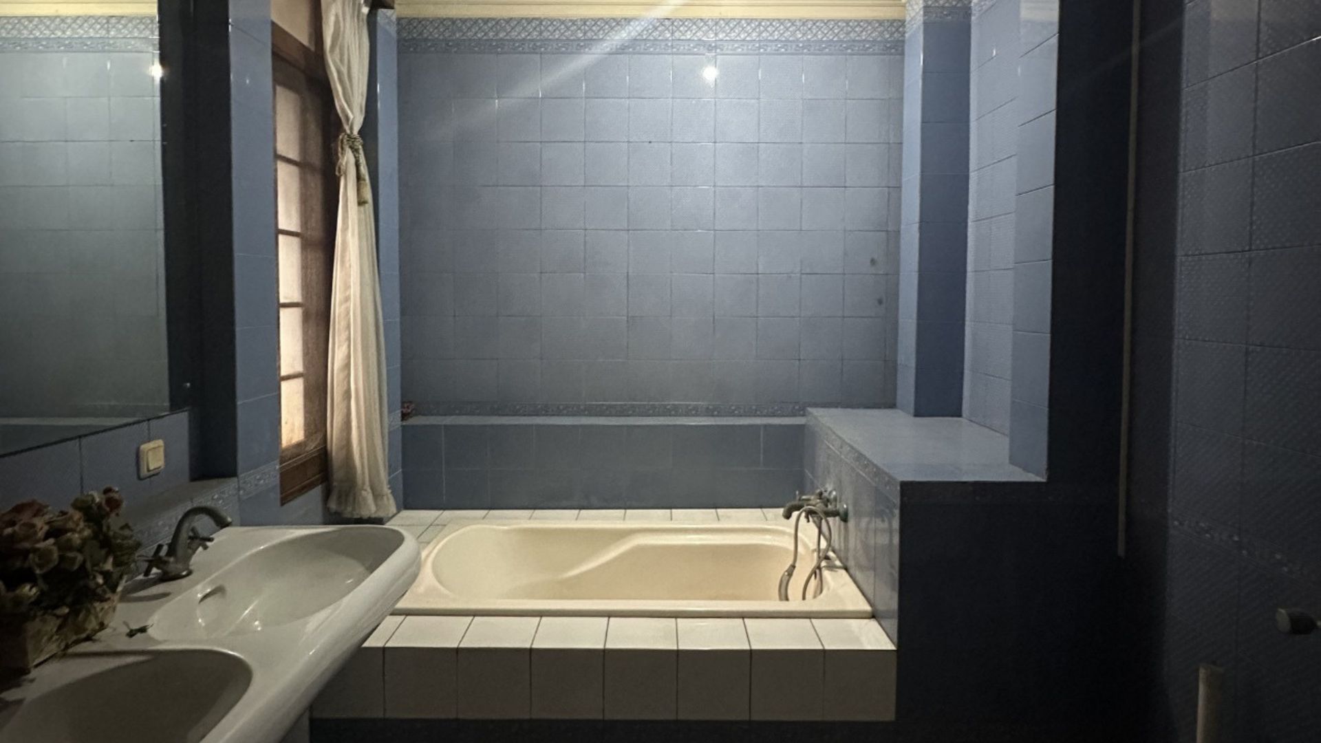 TEGAL NO.6-4BR-BATHROOM Elegant 4BR Home for Central City Living