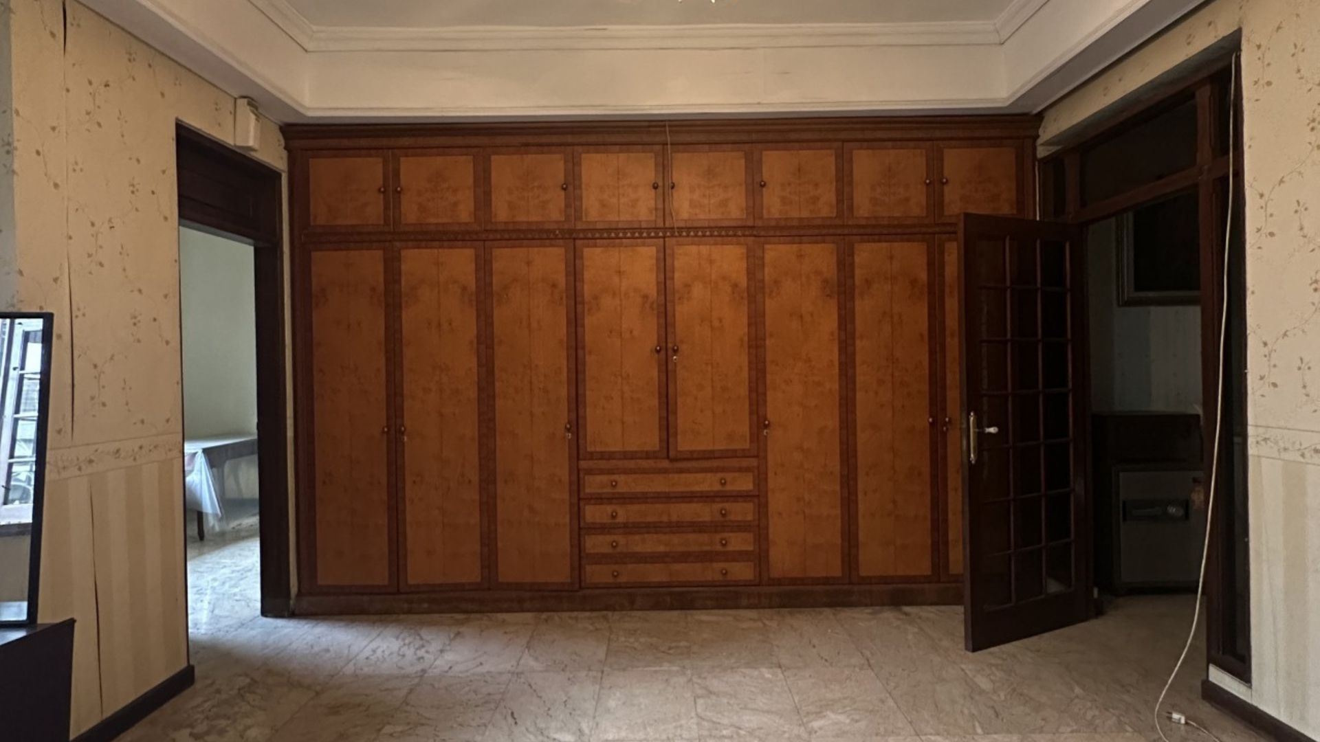 TEGAL NO.6-4BR-BEDROOM Elegant 4BR Home for Central City Living