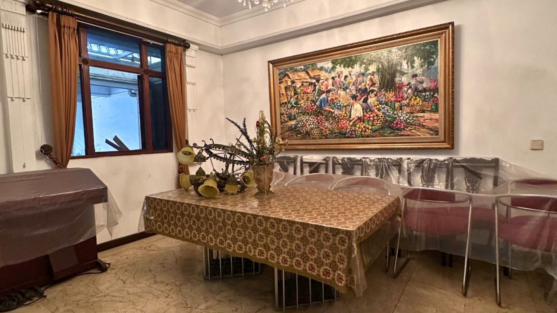 TEGAL NO.6-4BR-DINING AREA Elegant 4BR Home for Central City Living