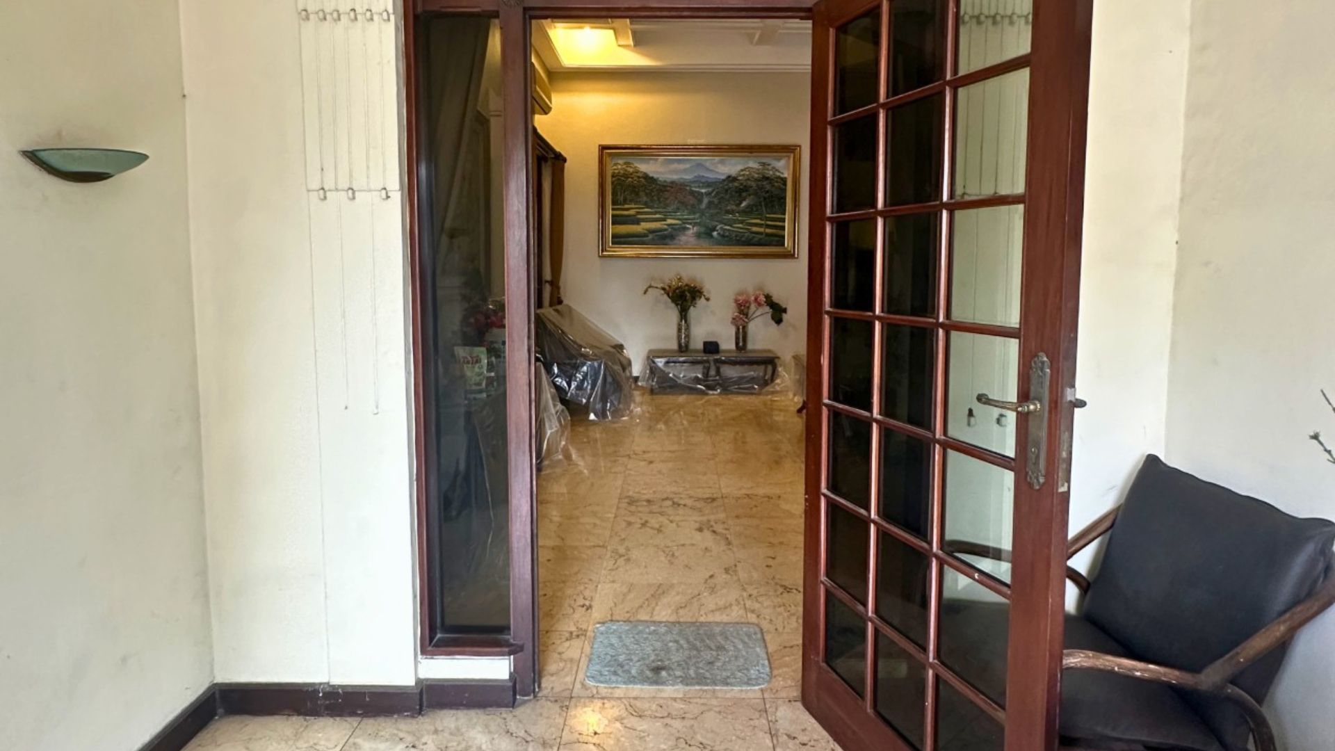 TEGAL NO.6-4BR-FOYER AREA Elegant 4BR Home for Central City Living