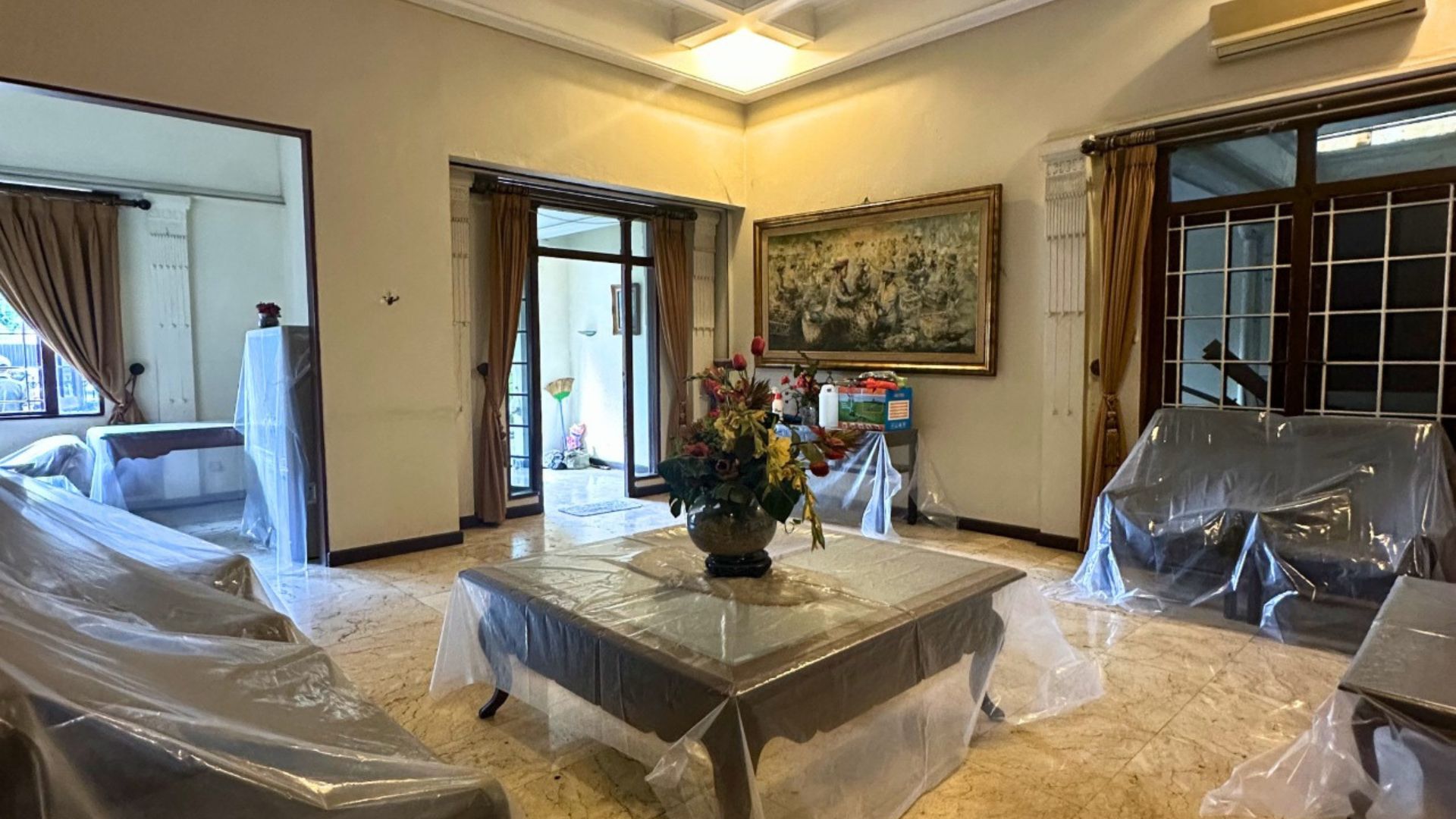 TEGAL NO.6-4BR-LIVING AREA 2 Elegant 4BR Home for Central City Living