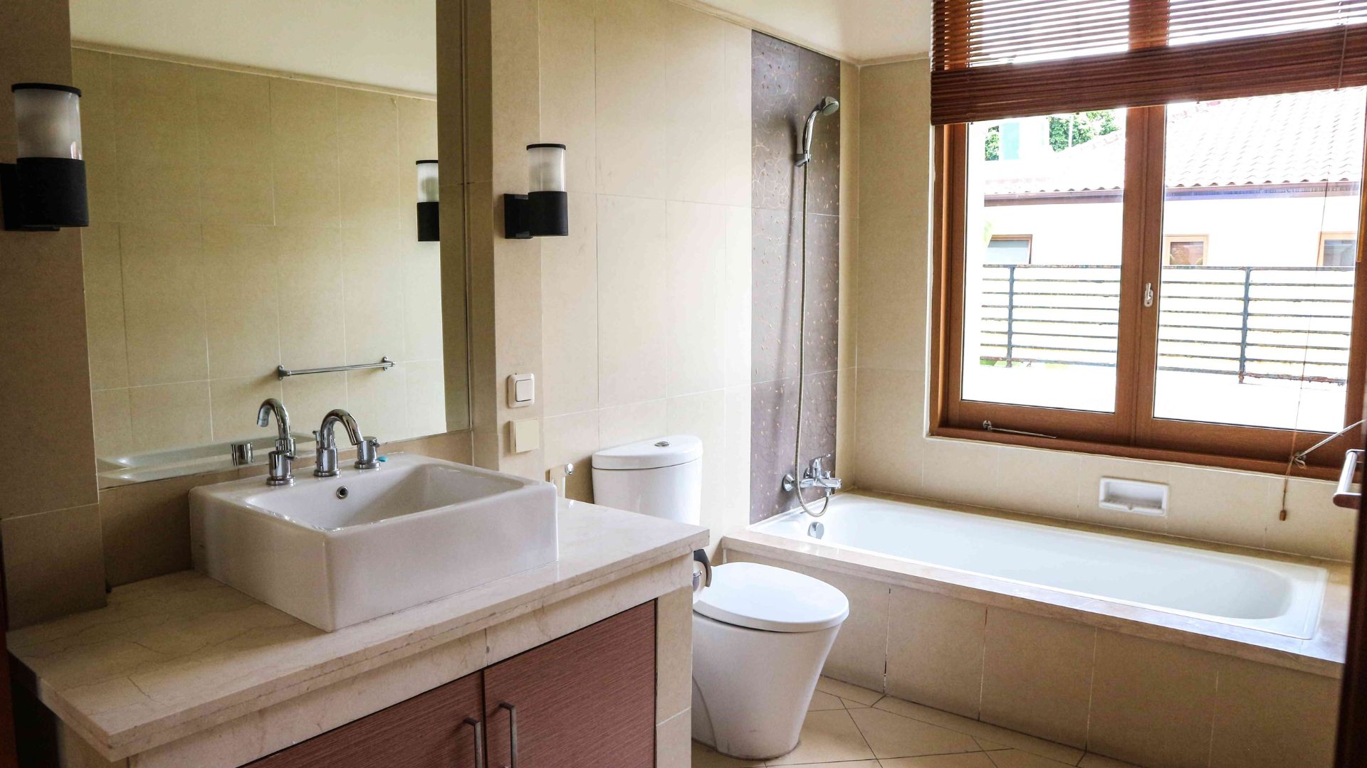 TEROGONG KECIL F77B-5BR-BATHROOM Grand 5BR Family Living Residence
