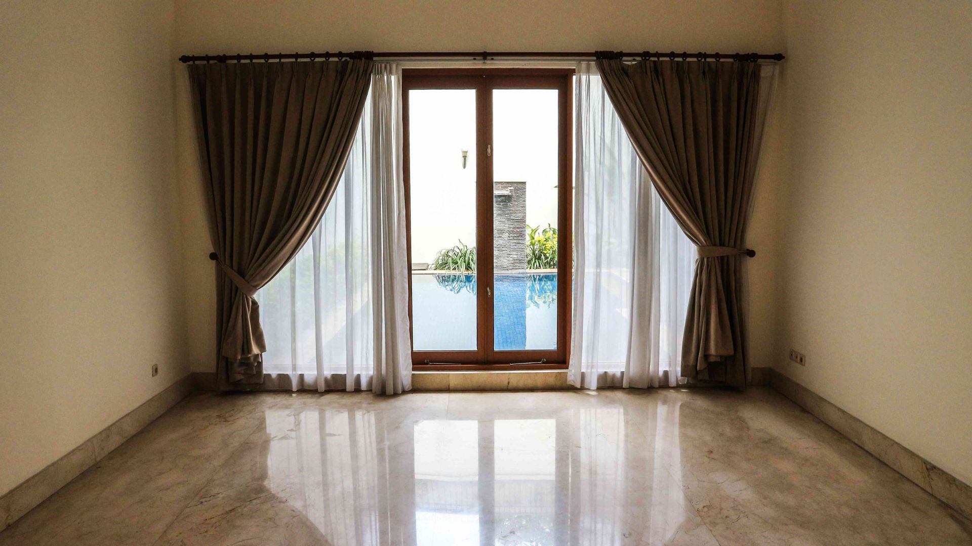 TEROGONG KECIL F77B-5BR-BEDROOM 1 Grand 5BR Family Living Residence